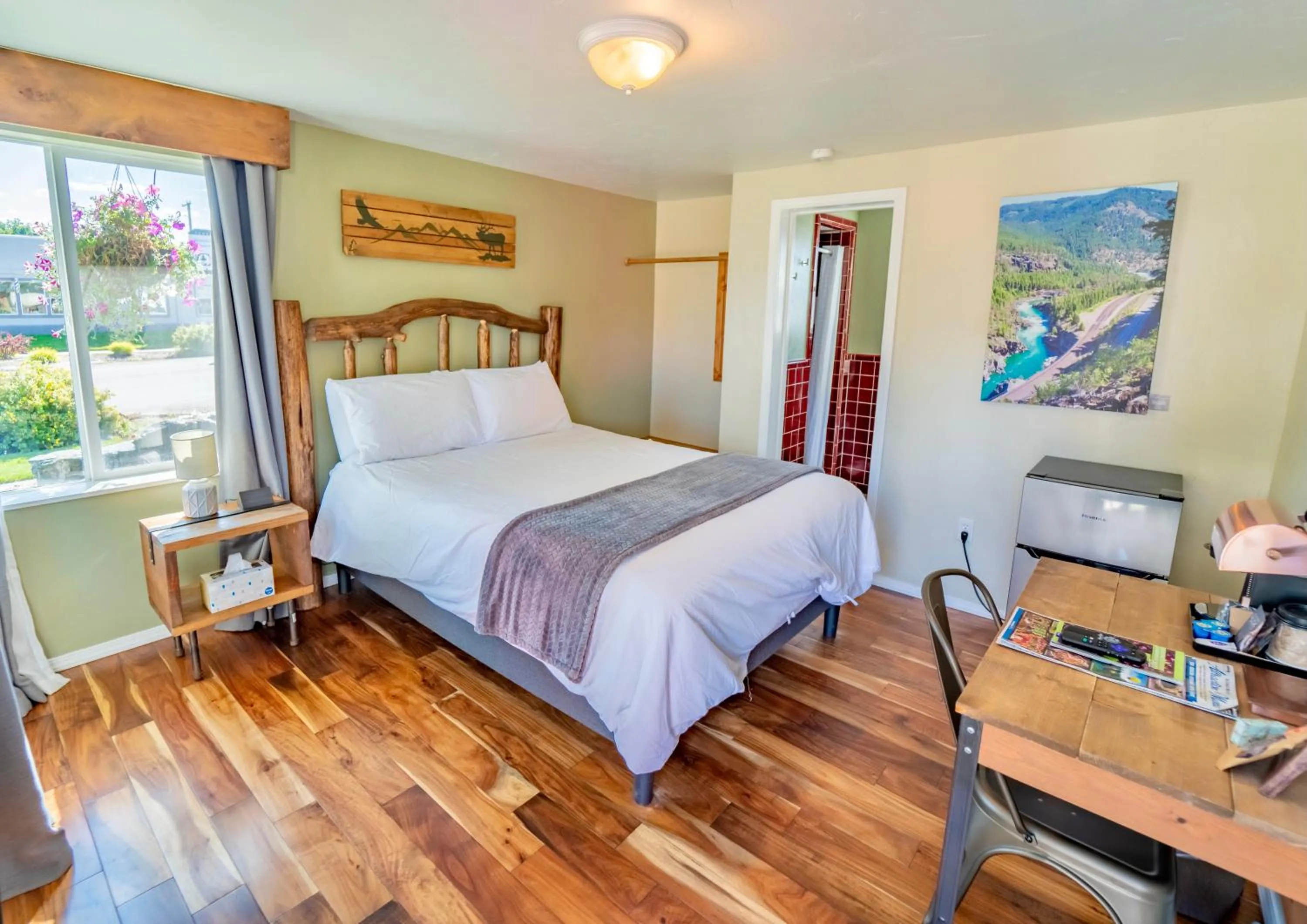 Photo of the whole room, Bed in Evergreen Motel