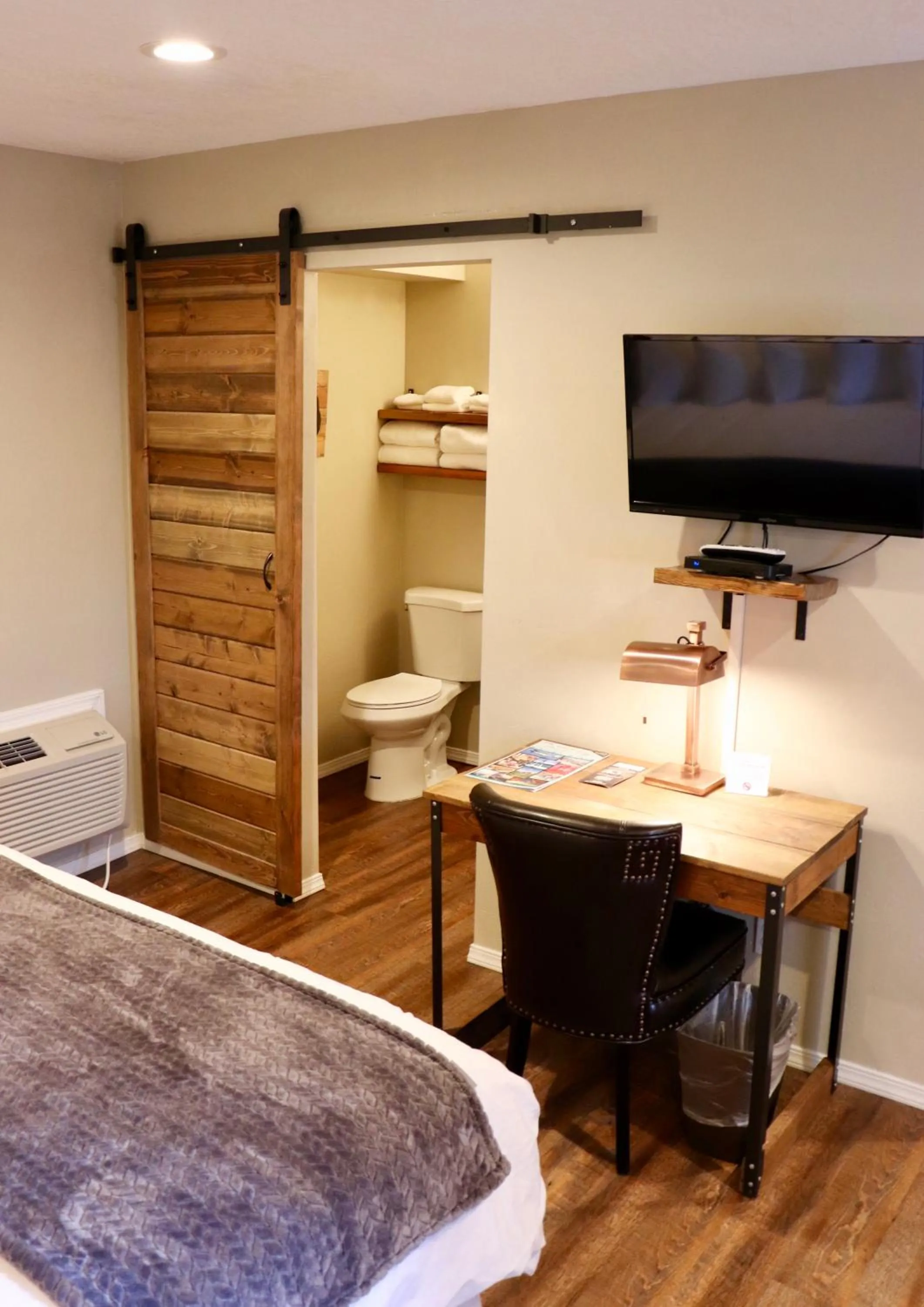 TV and multimedia, Bed in Evergreen Motel