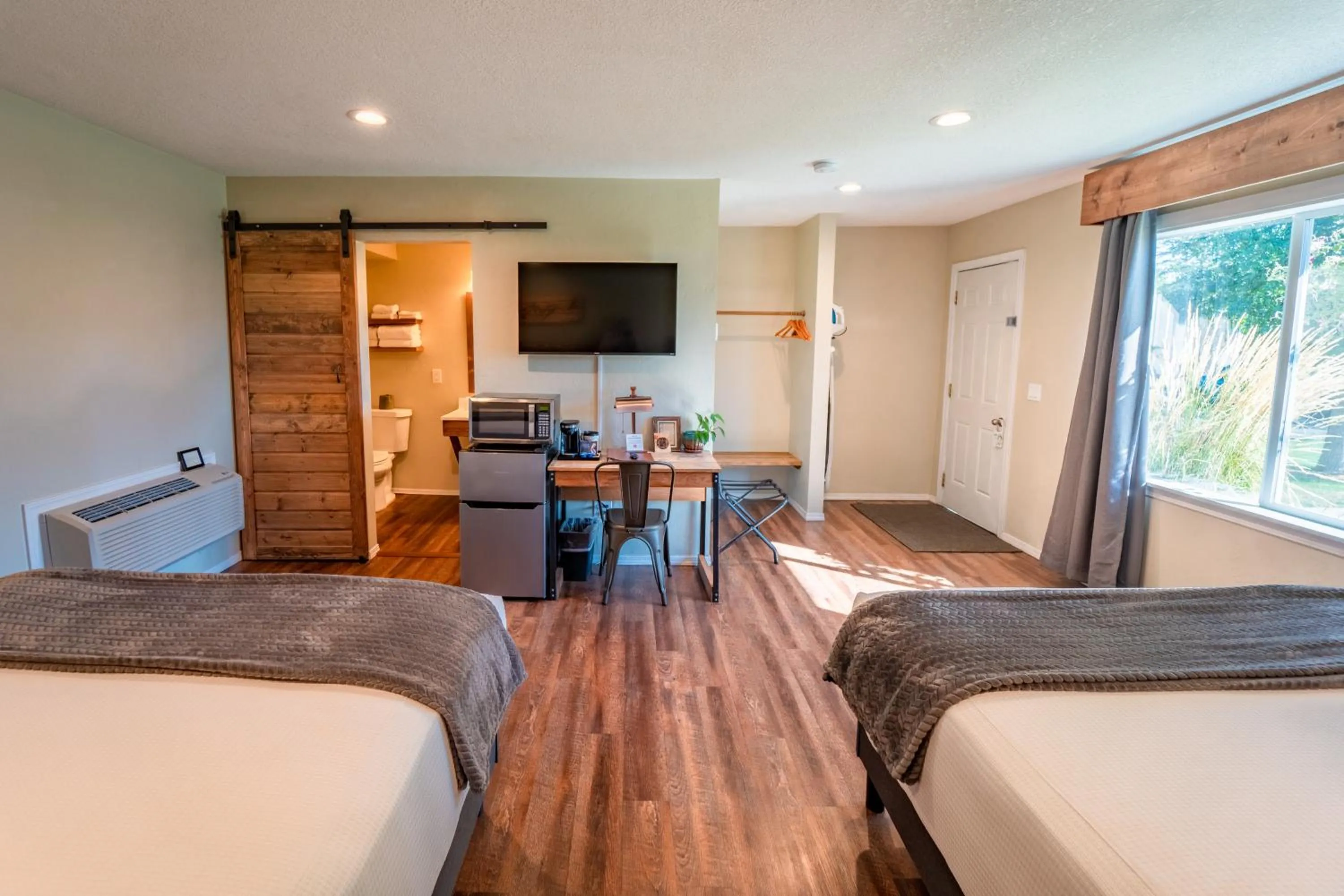 Photo of the whole room, Bed in Evergreen Motel