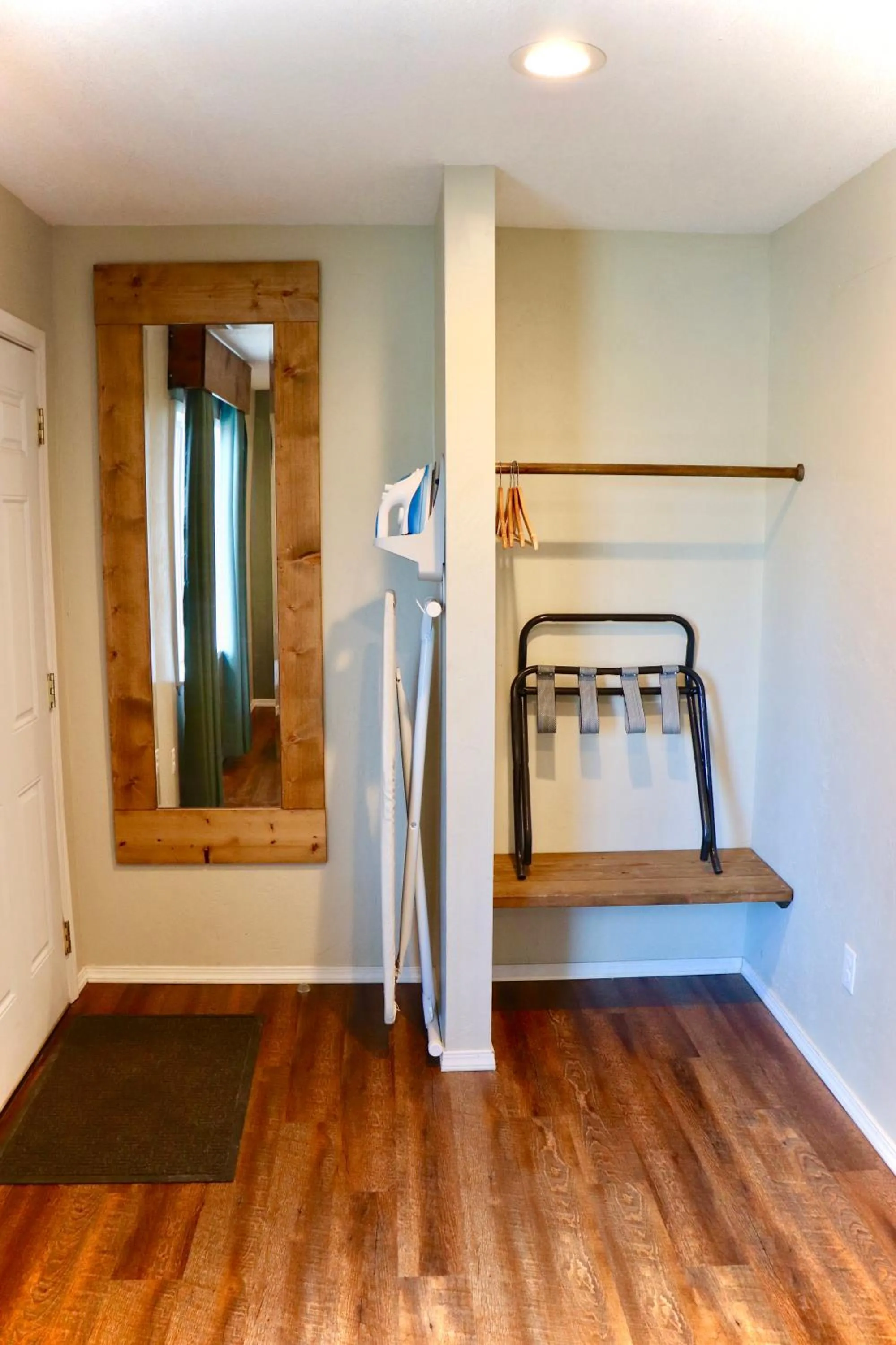 Photo of the whole room in Evergreen Motel