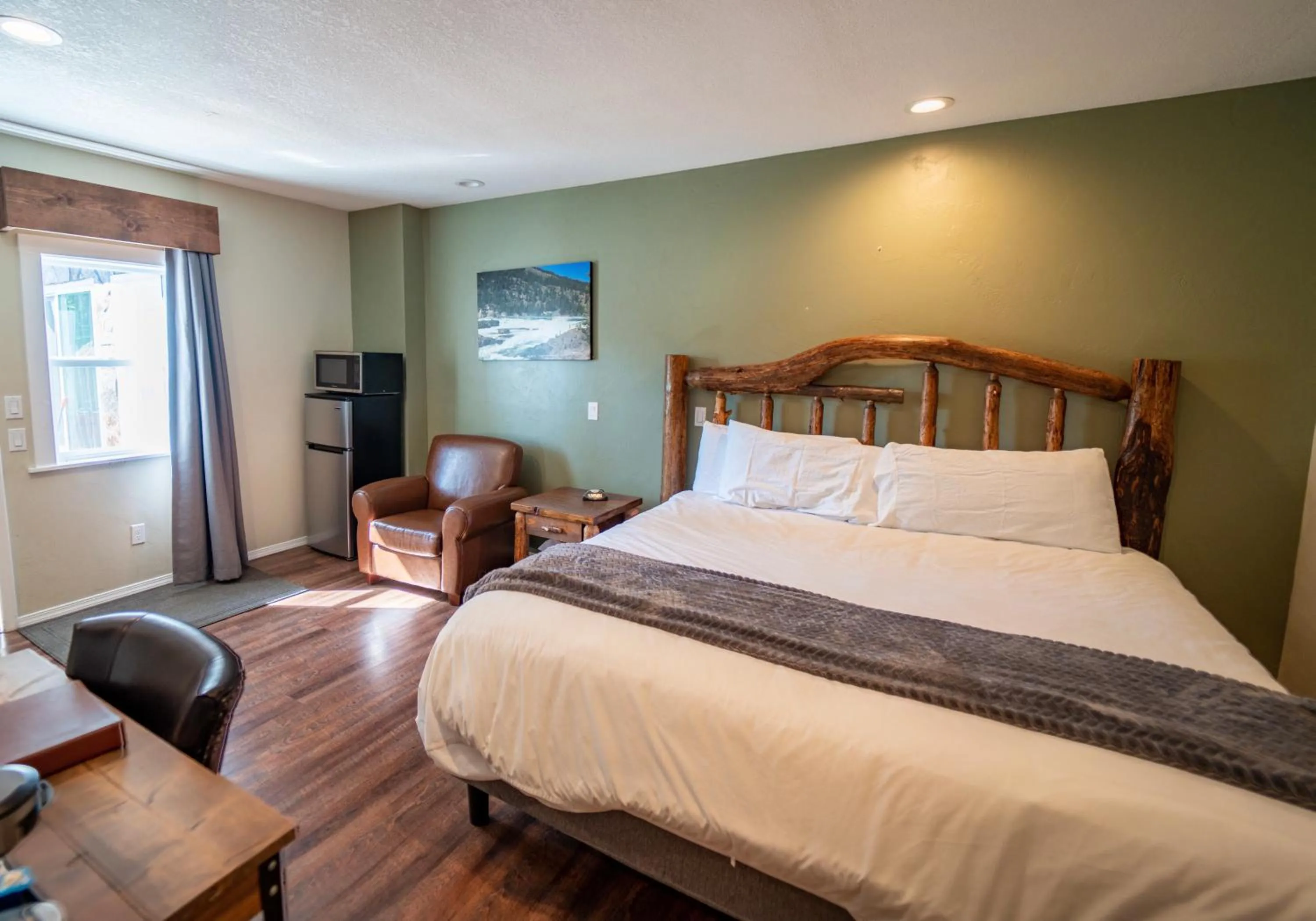 Photo of the whole room, Bed in Evergreen Motel