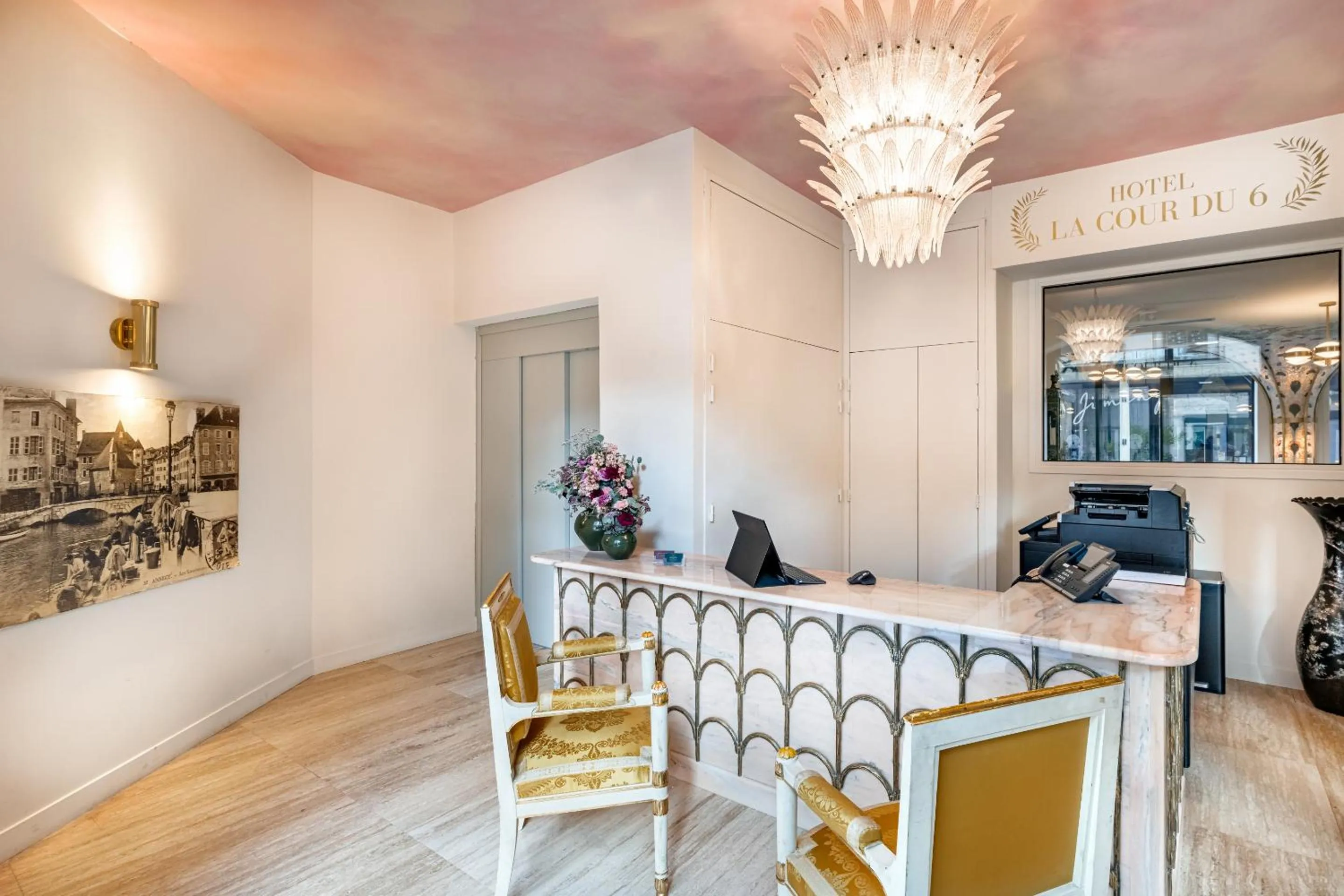 Lobby or reception in Hôtel La Cour du 6
