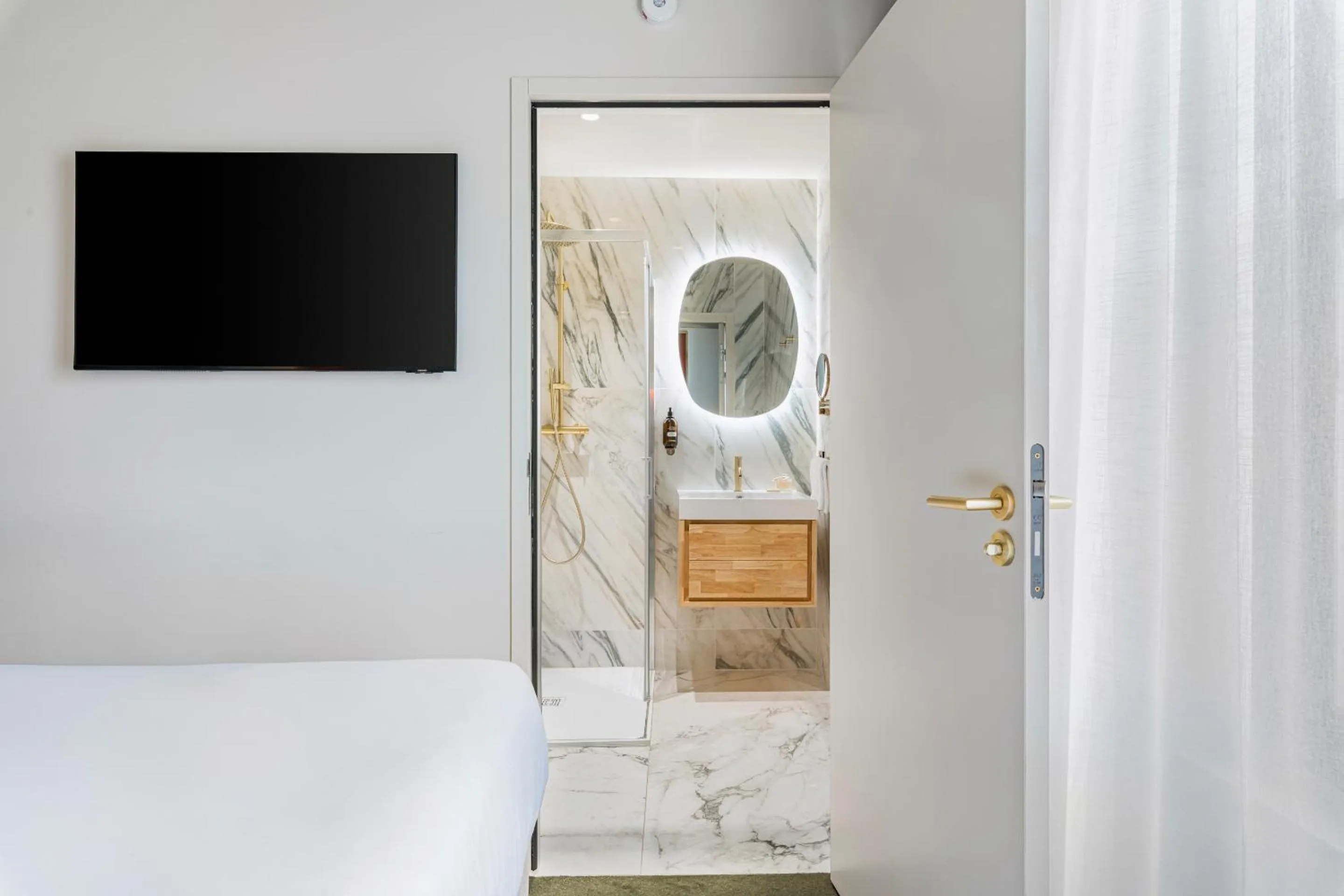 Bedroom, Bed in Hôtel La Cour du 6