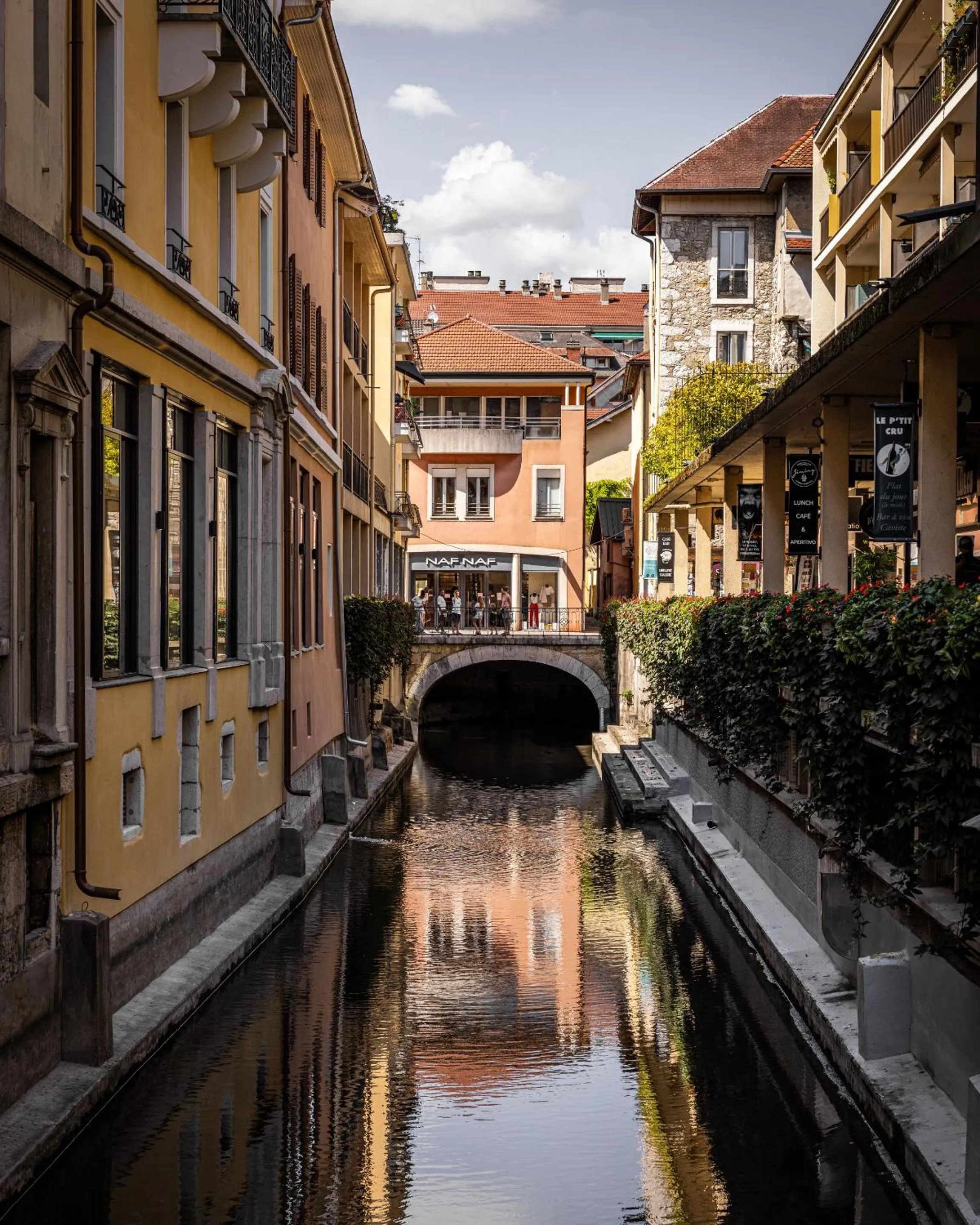 Property building in La Cour du 6