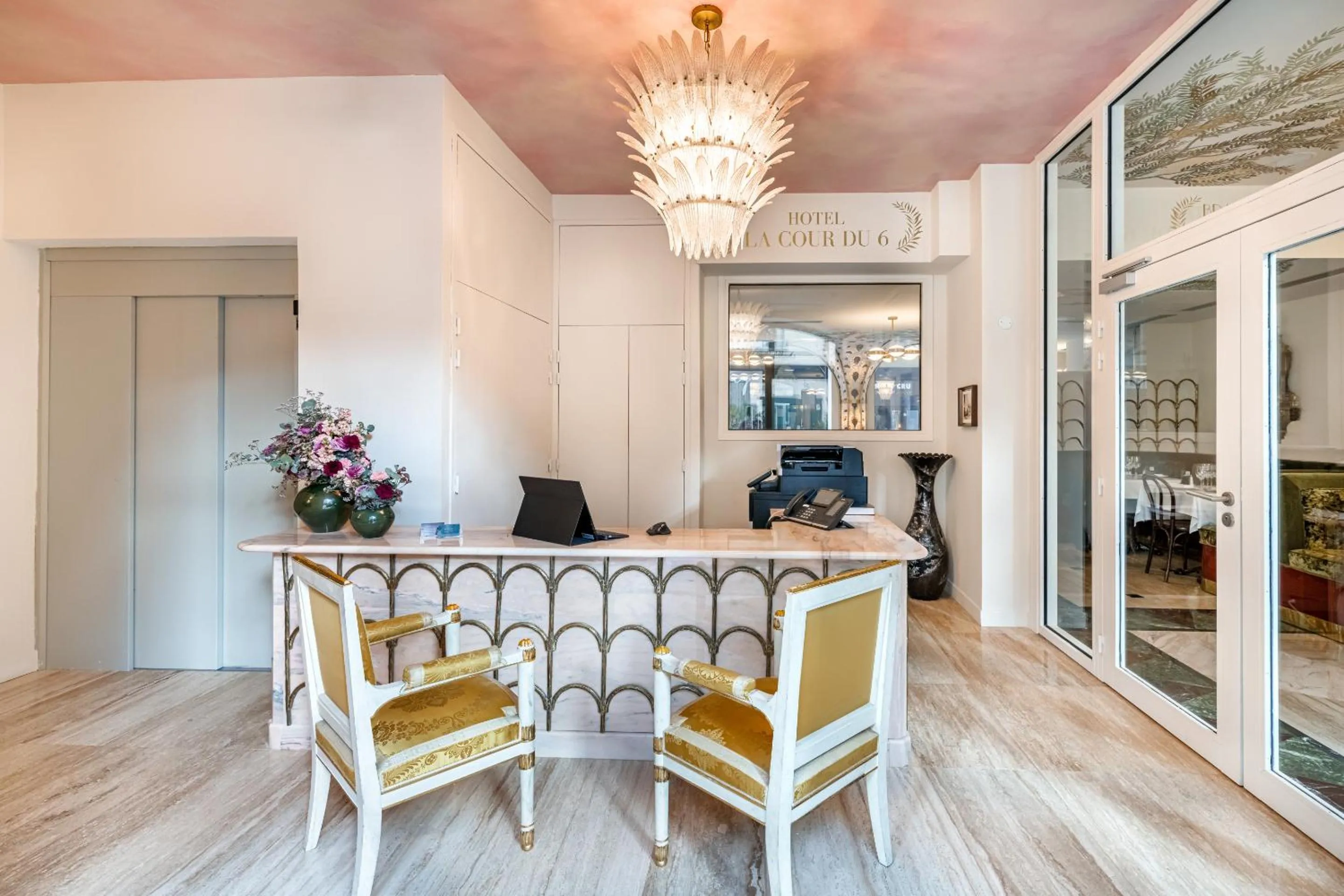 Facade/entrance in Hôtel La Cour du 6