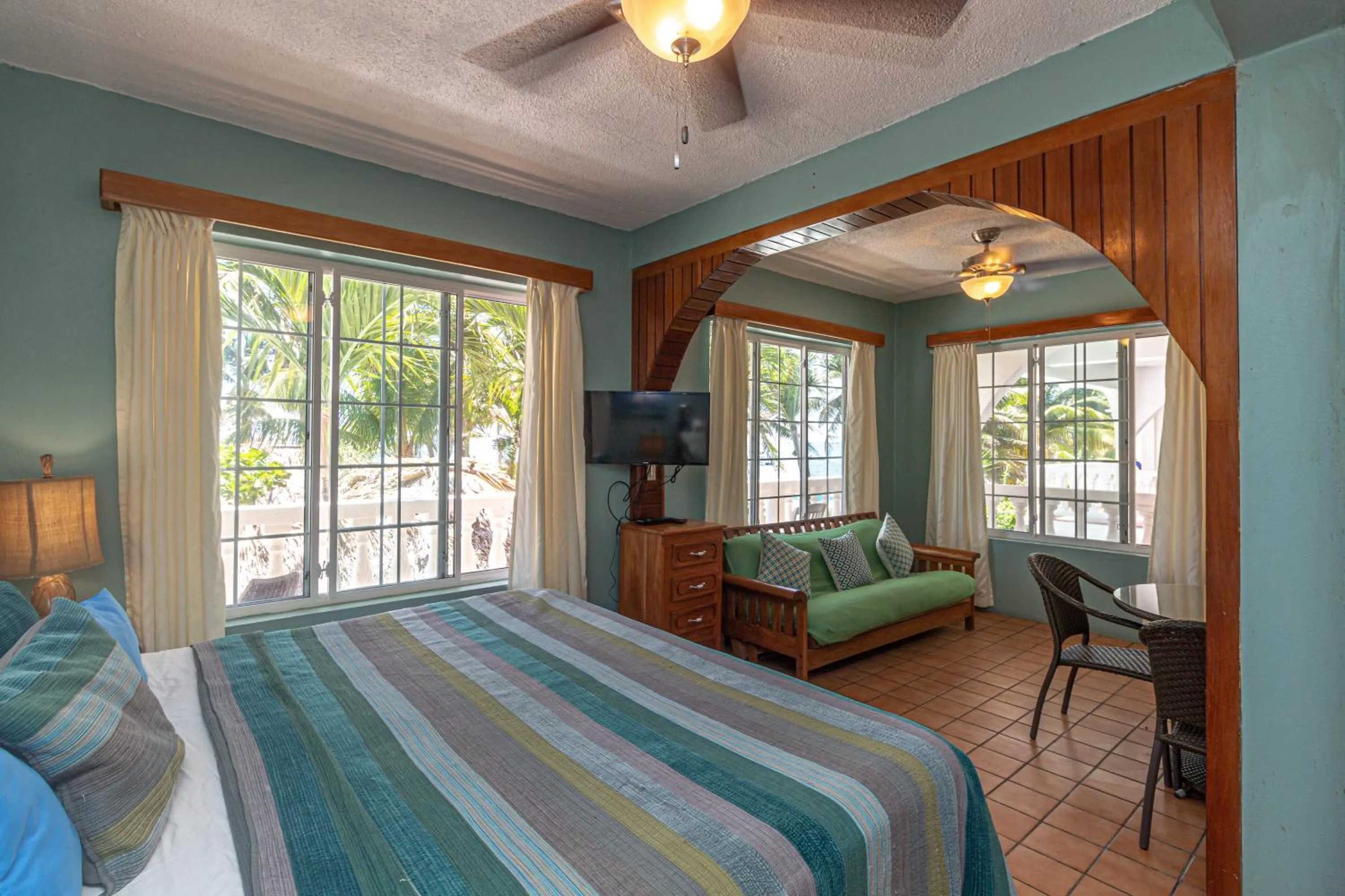 Bedroom, Bed in Blue Tang Inn