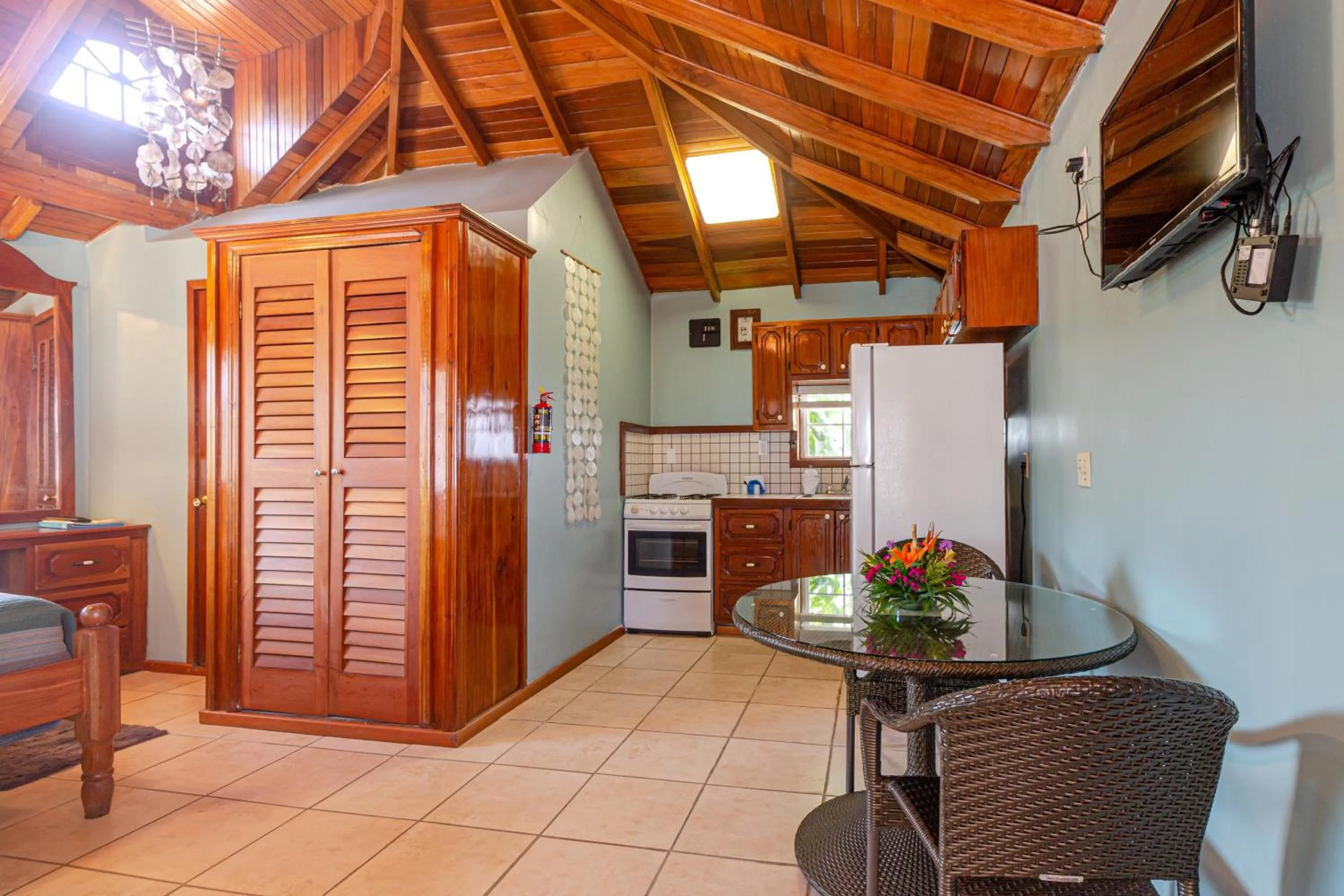 Kitchen or kitchenette in Blue Tang Inn