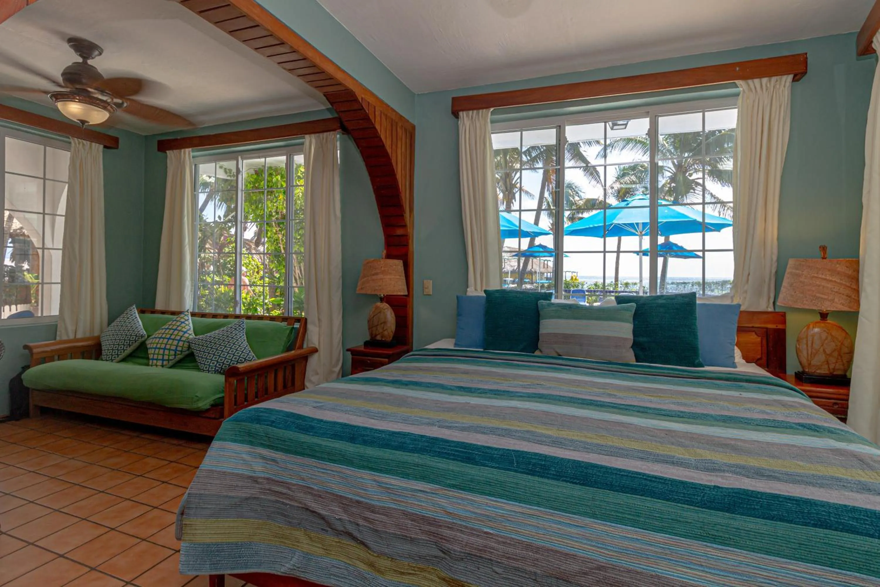 Bedroom, Bed in Blue Tang Inn