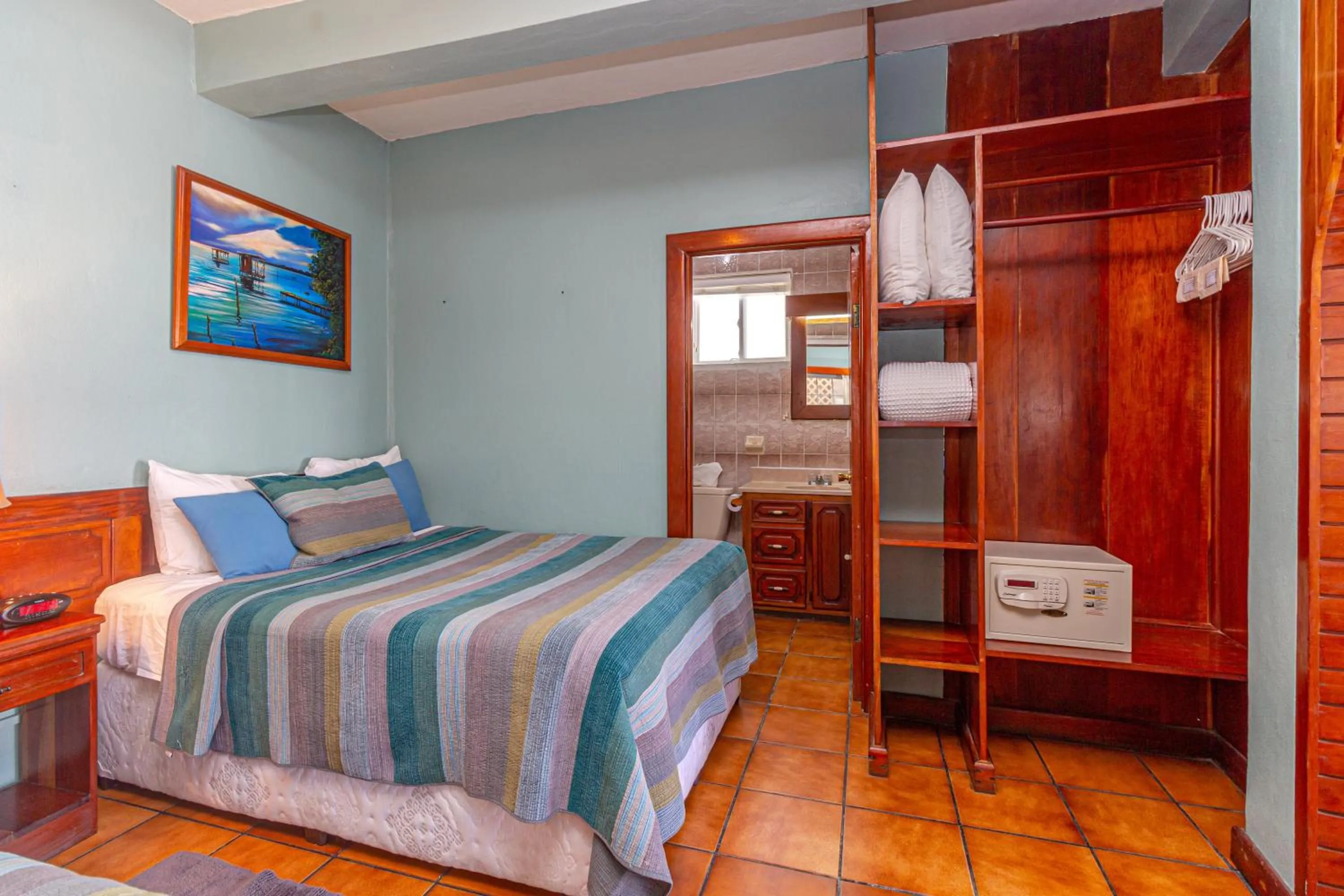 Bedroom, Bed in Blue Tang Inn