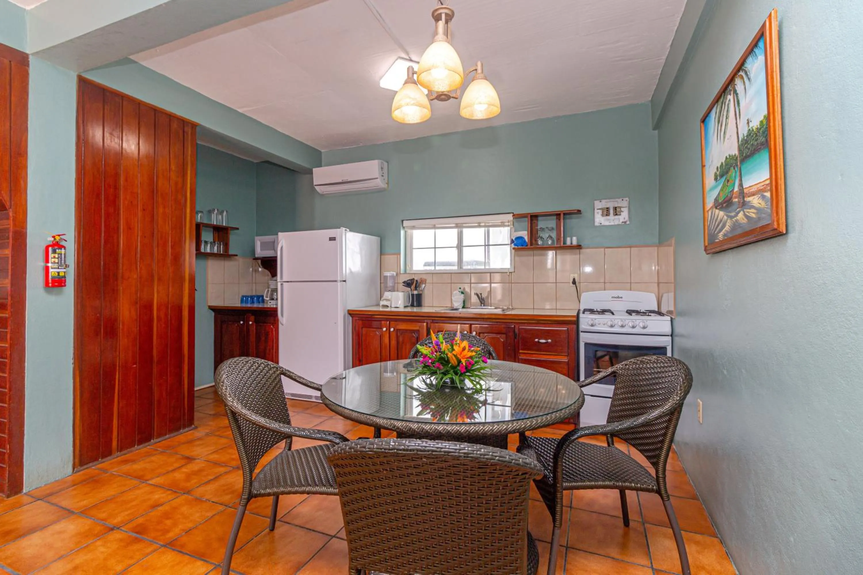 Kitchen or kitchenette in Blue Tang Inn