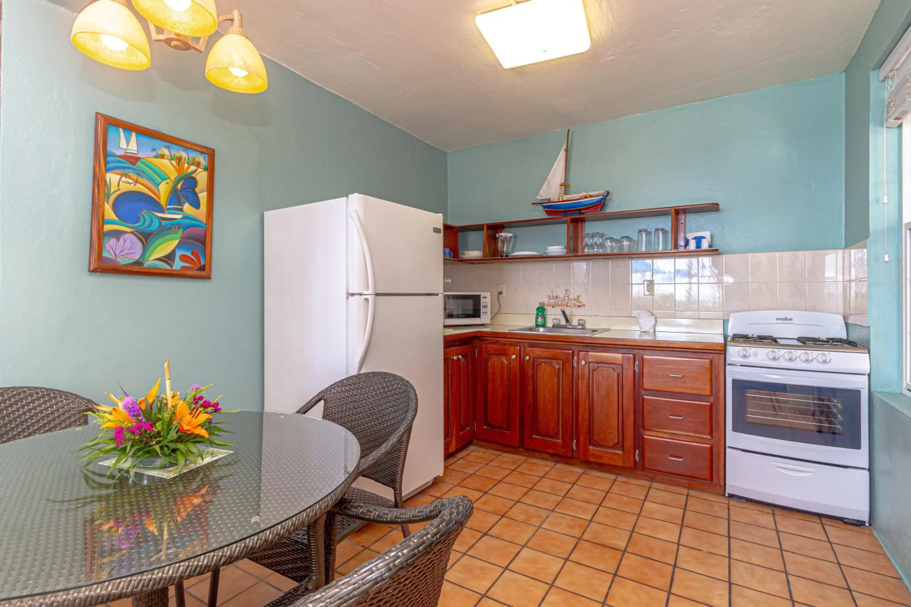Kitchen or kitchenette in Blue Tang Inn