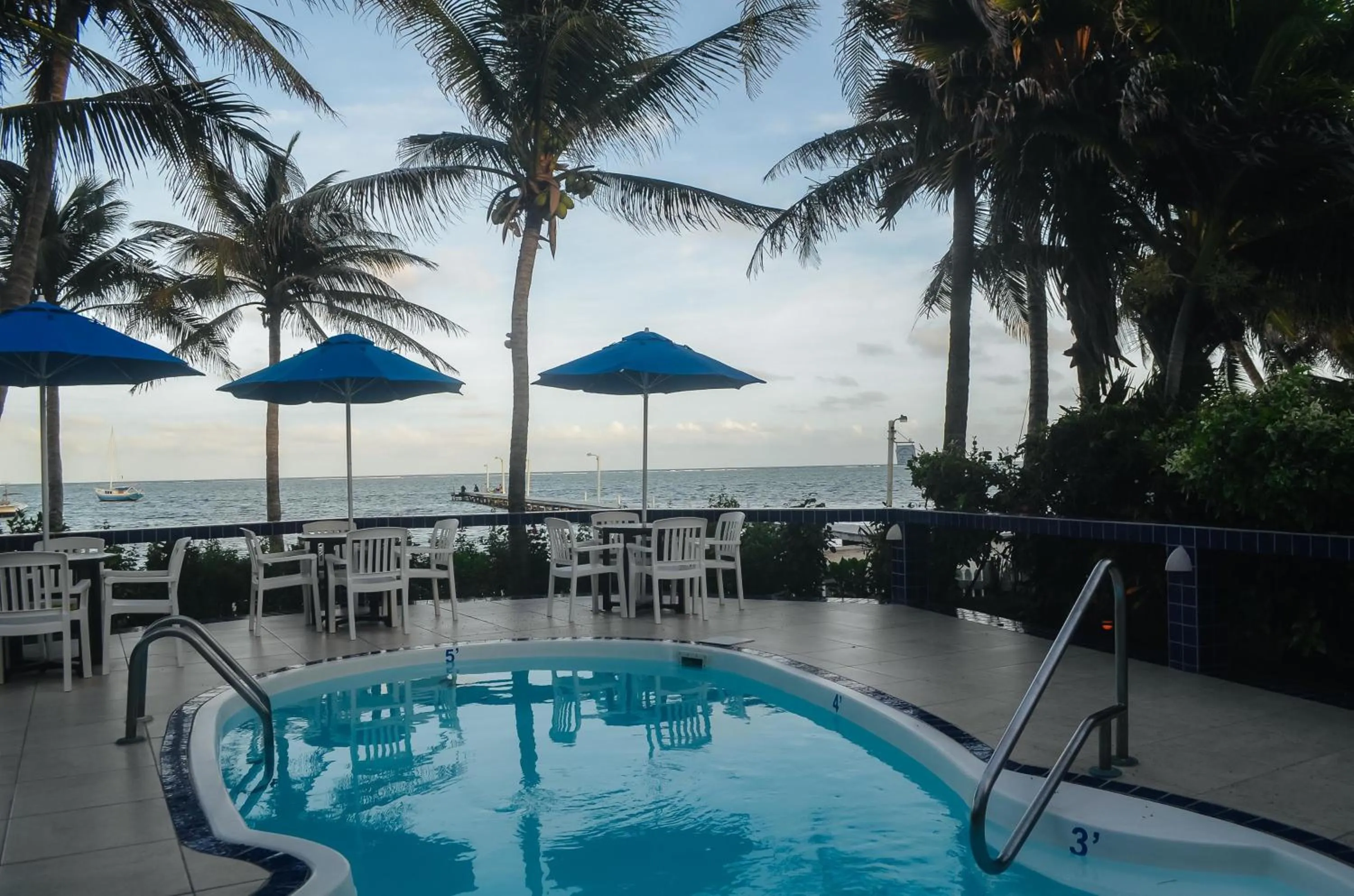 Swimming pool in Blue Tang Inn