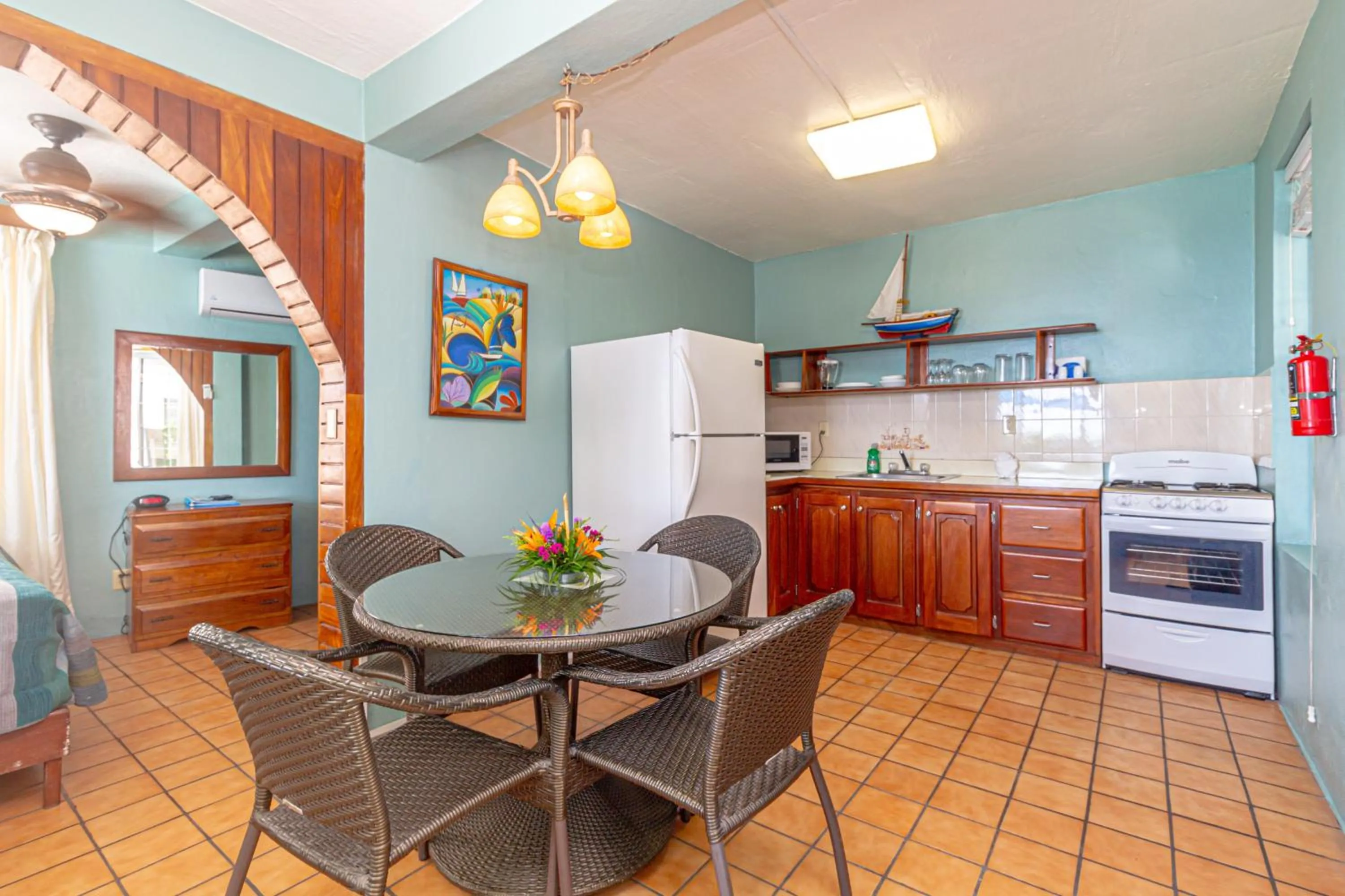 Kitchen or kitchenette in Blue Tang Inn