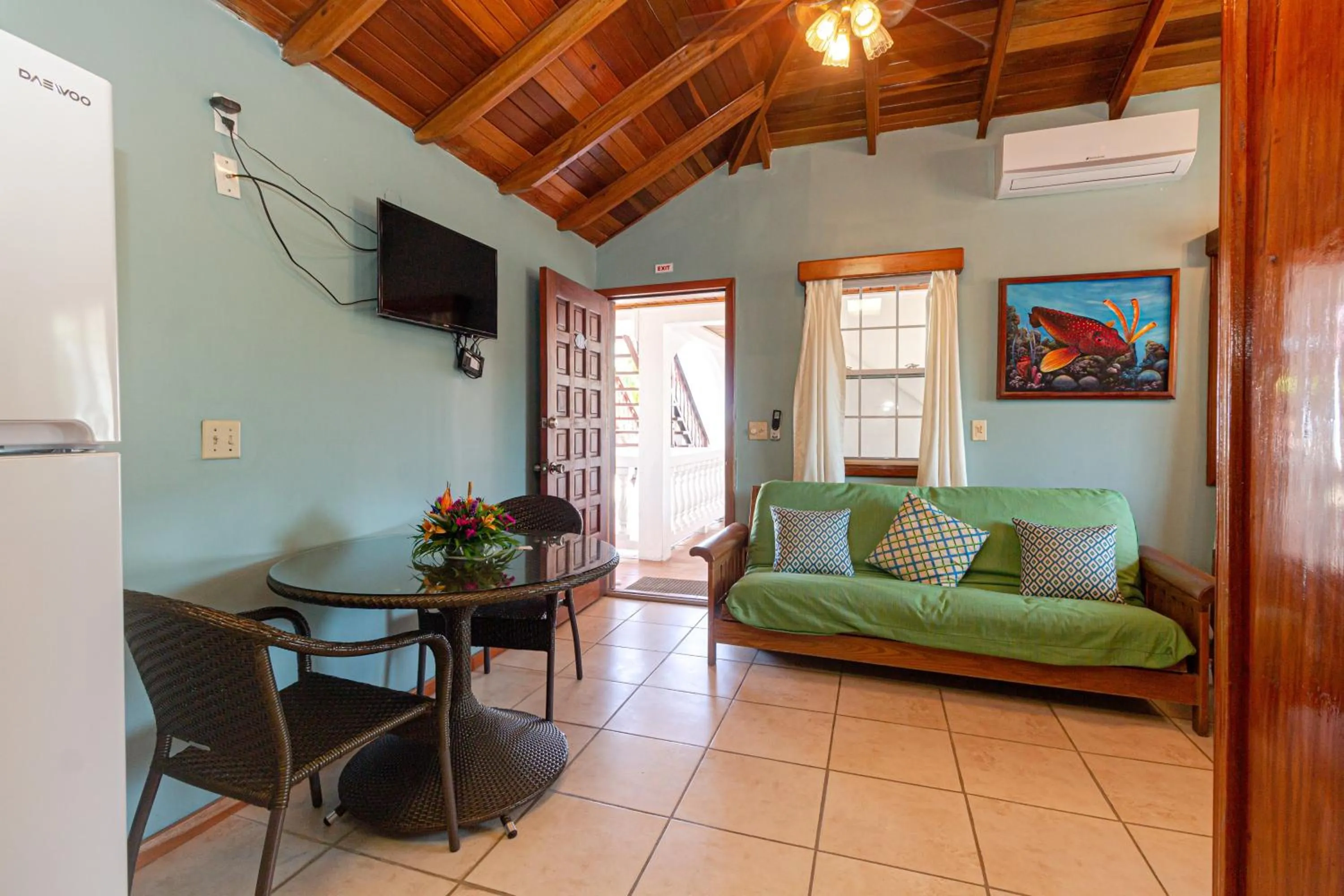 Living room in Blue Tang Inn
