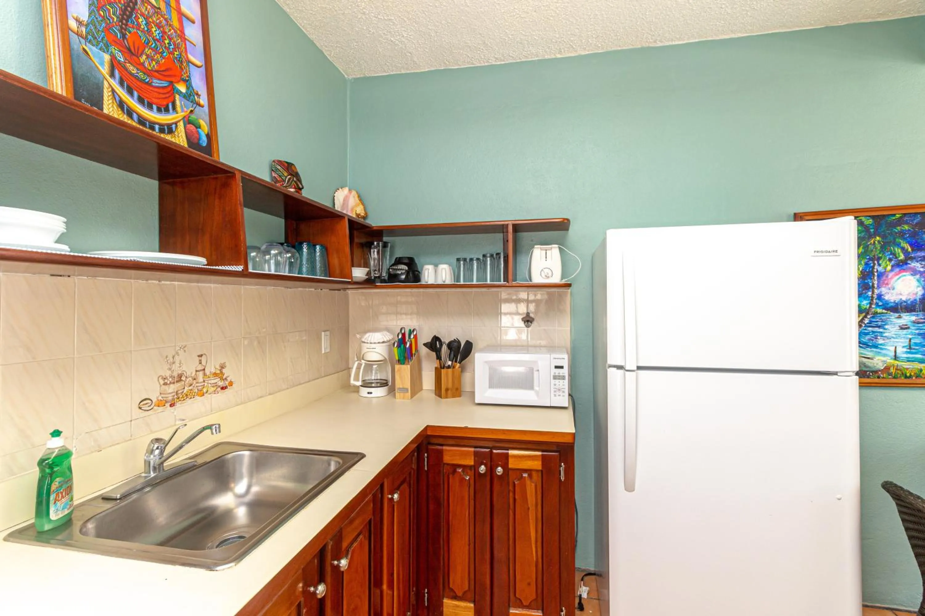 Kitchen or kitchenette in Blue Tang Inn