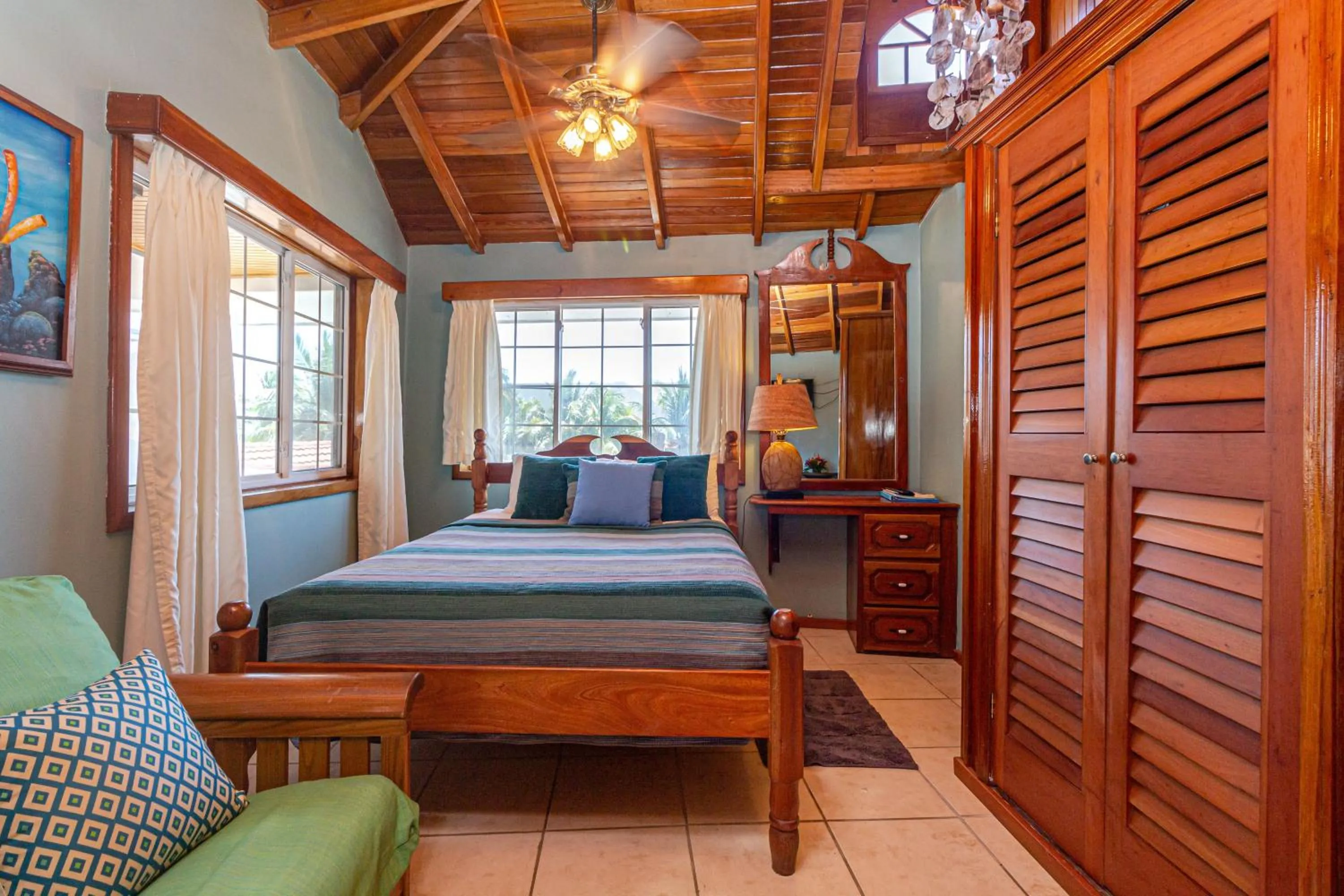 Bedroom, Bed in Blue Tang Inn