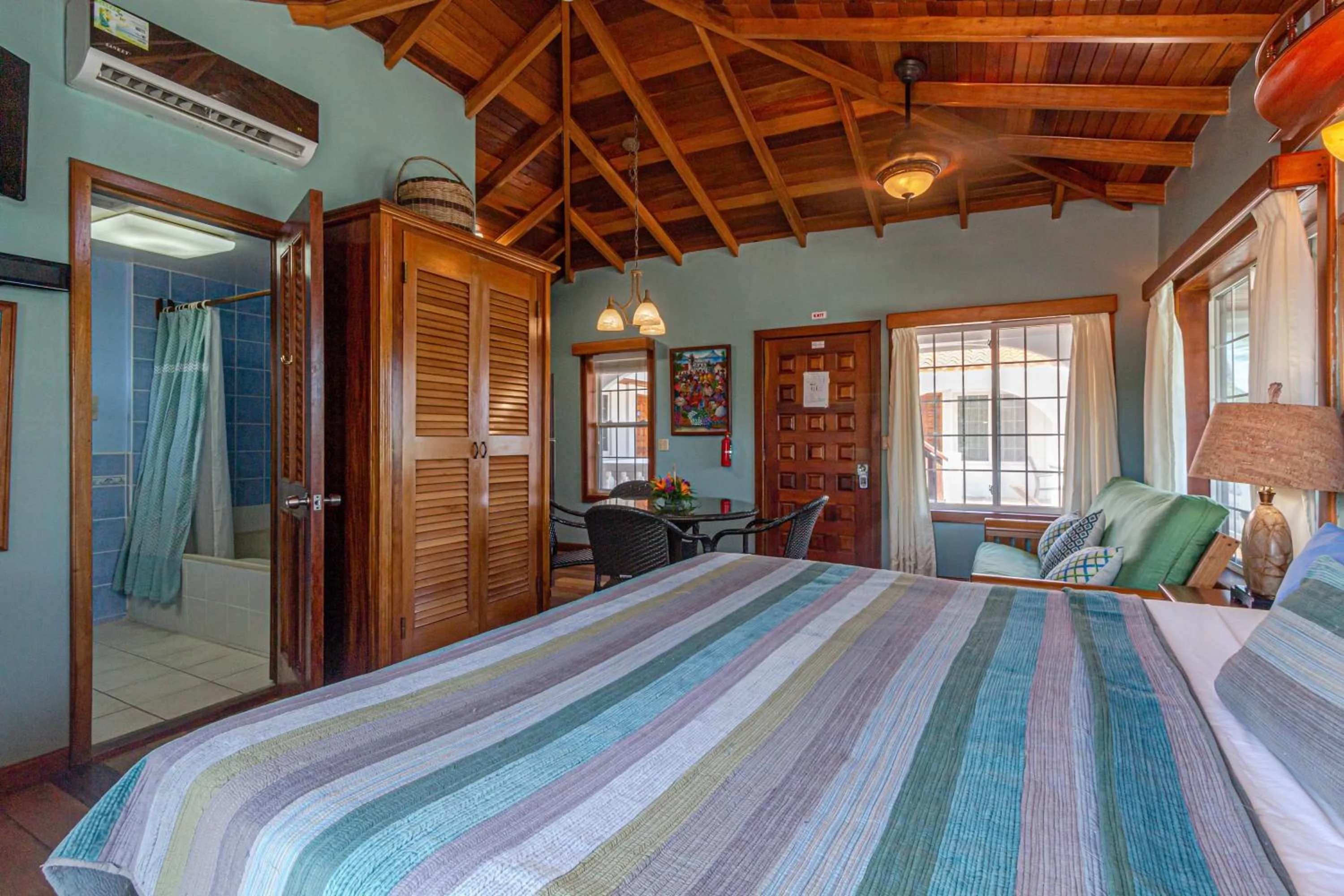 Bedroom, Bed in Blue Tang Inn