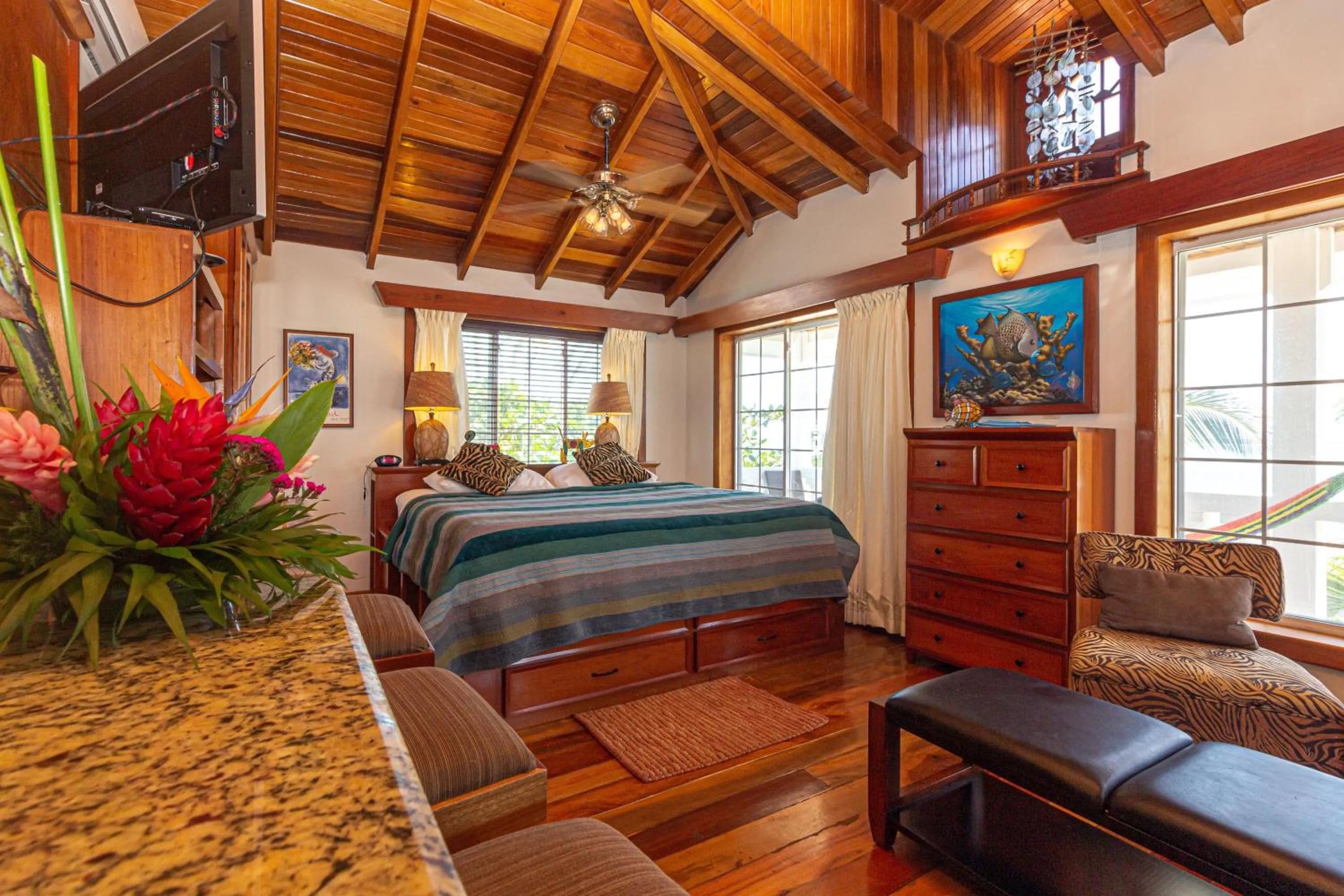 Living room, Bed in Blue Tang Inn