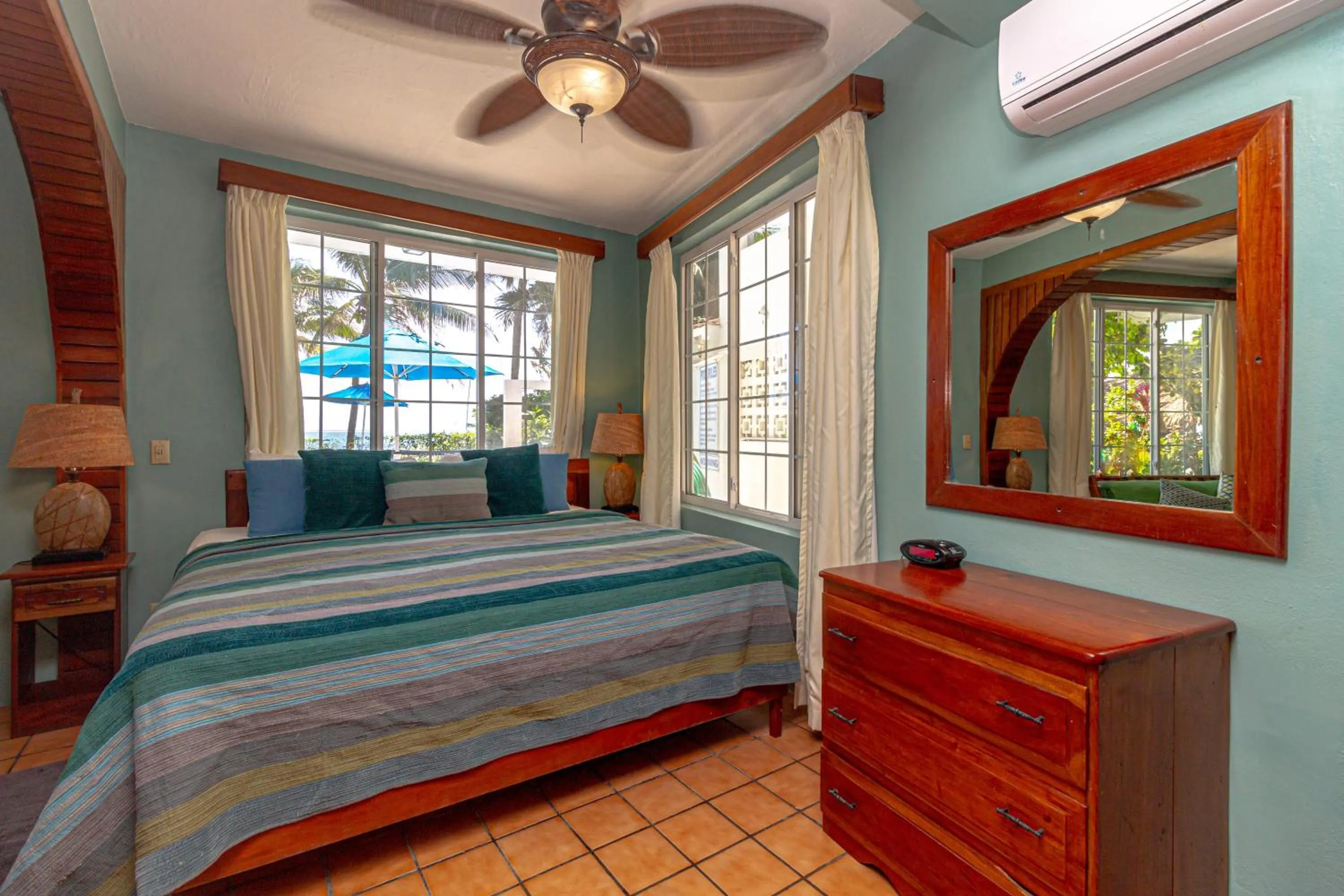 Bedroom, Bed in Blue Tang Inn