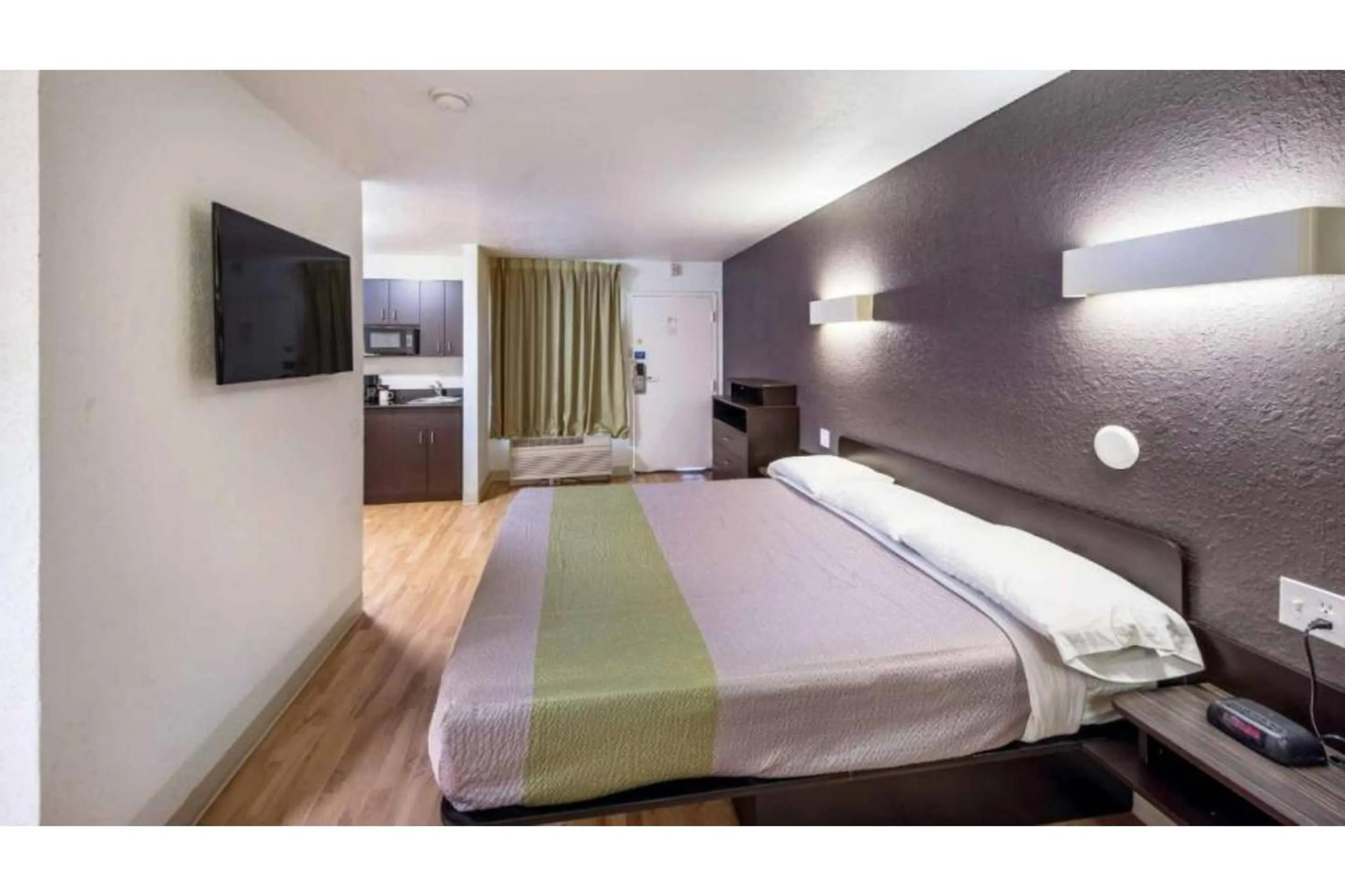 Bedroom, Bed in Studio 6 Irving, TX - Irving DFW Airport East