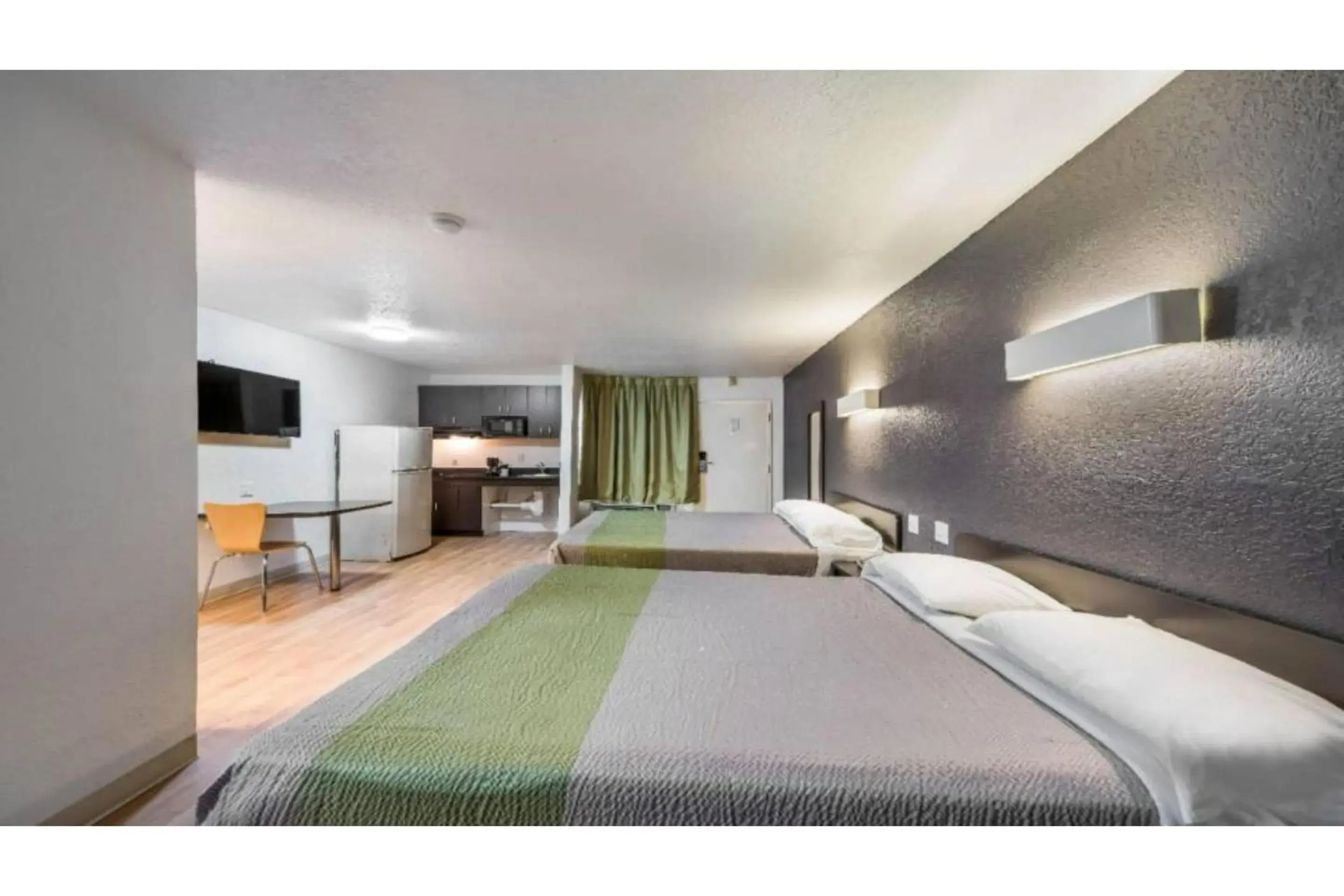 Bedroom, Bed in Studio 6 Irving, TX - Irving DFW Airport East Bedroom, Bed in Studio 6 Irving, TX - Irving DFW Airport East