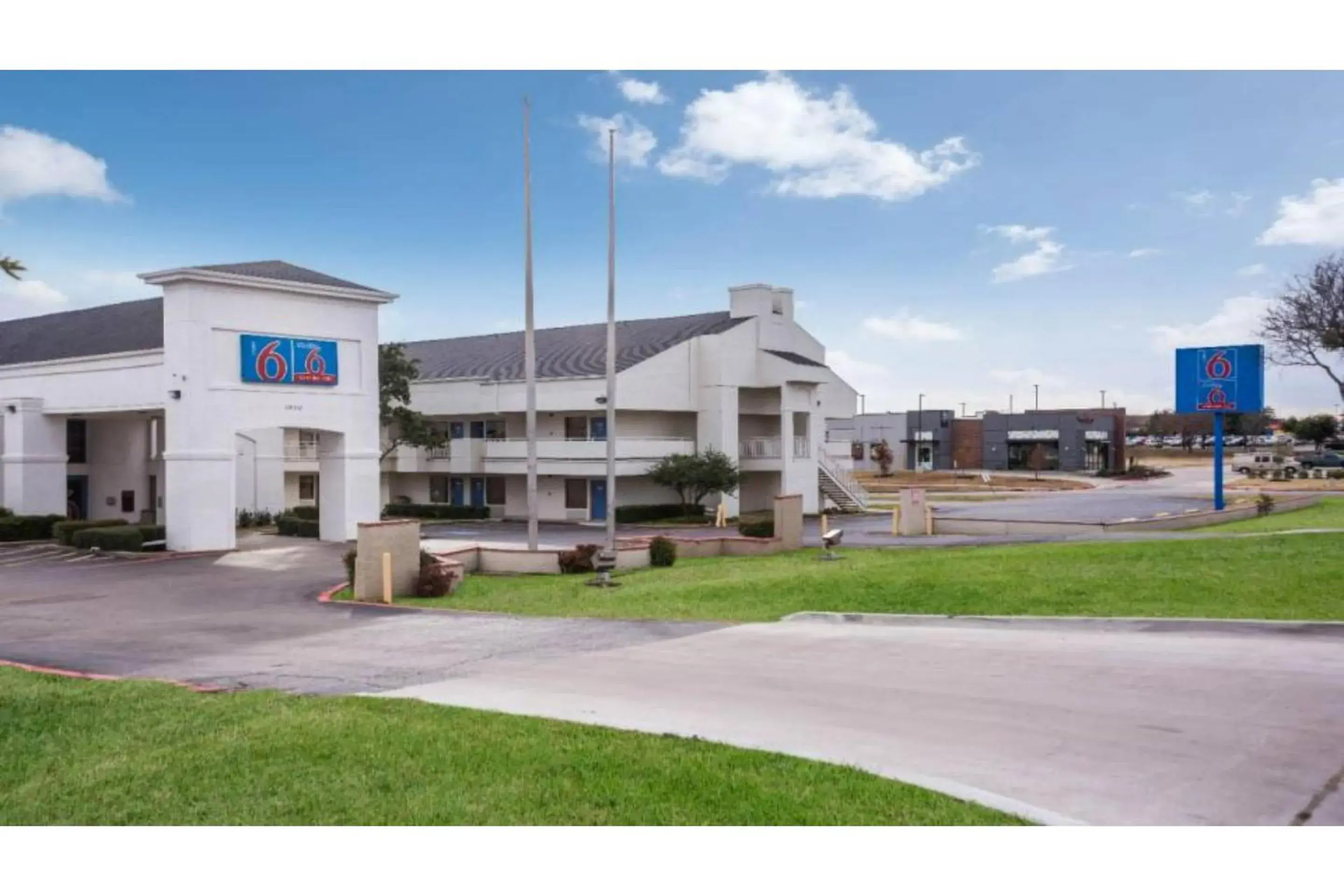 Facade/entrance in Studio 6 Irving, TX - Irving DFW Airport East Facade/entrance in Studio 6 Irving, TX - Irving DFW Airport East