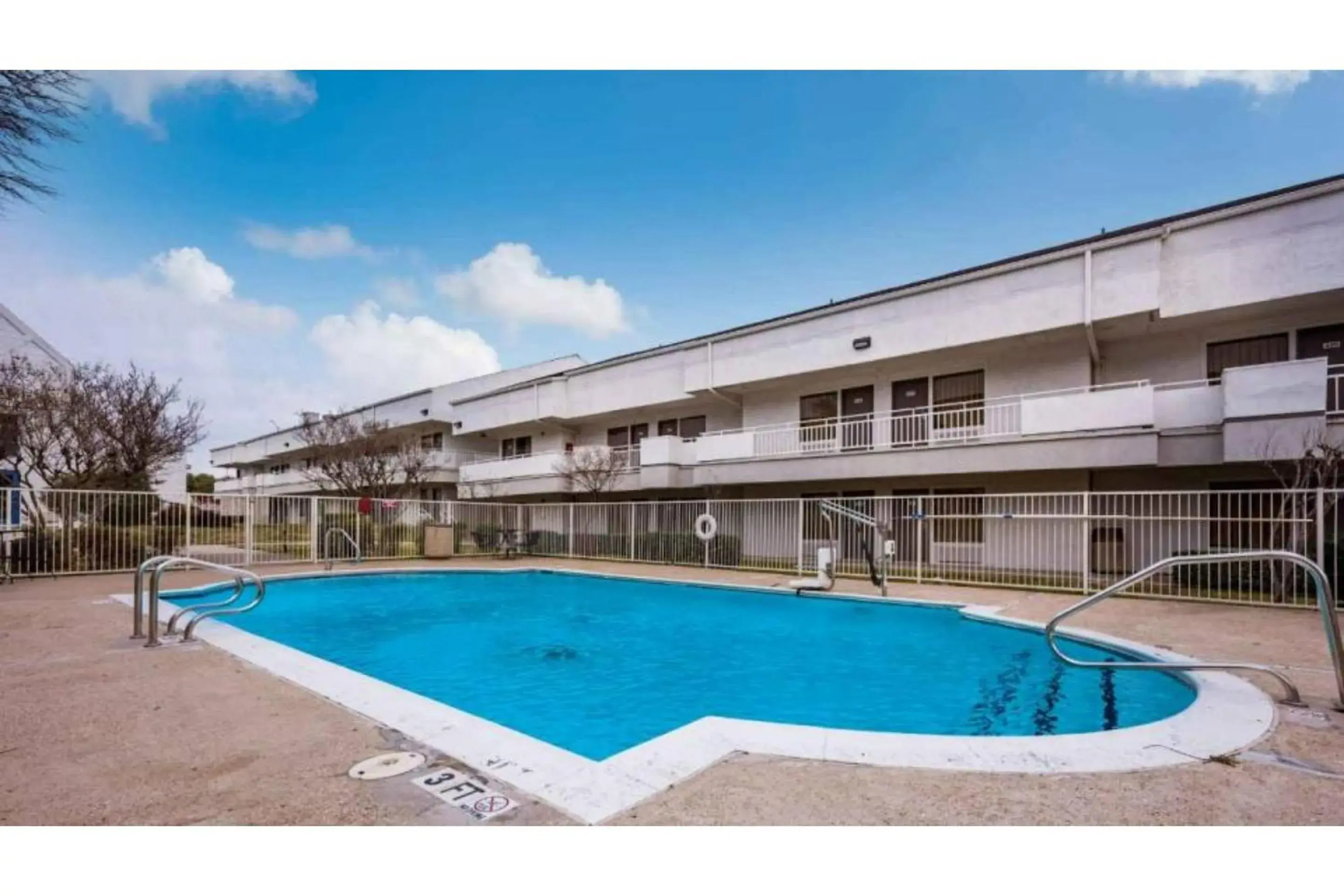 Swimming pool in Studio 6 Irving, TX - Irving DFW Airport East Swimming pool in Studio 6 Irving, TX - Irving DFW Airport East