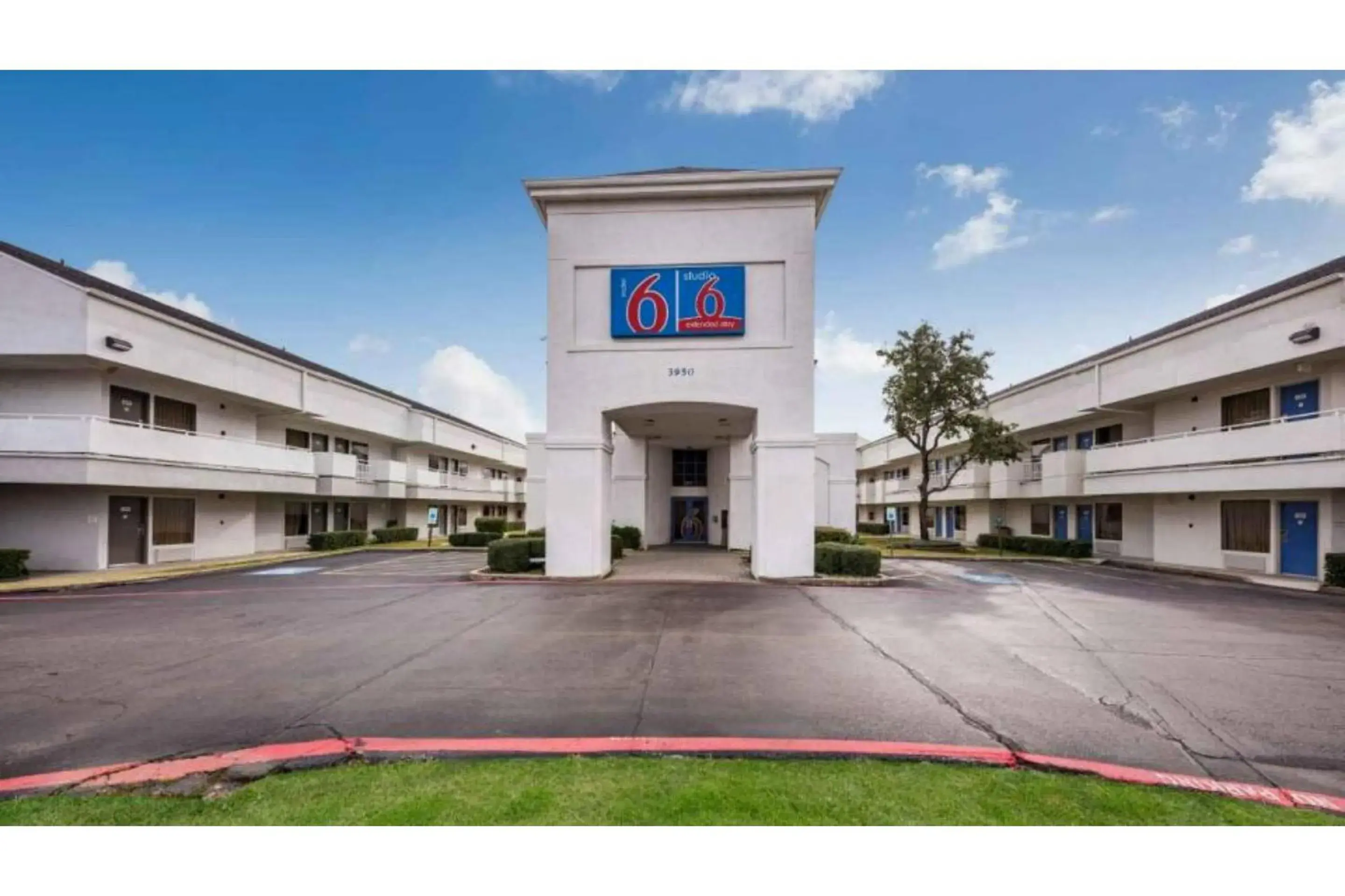 Property building in Studio 6 Irving, TX - Irving DFW Airport East Property building in Studio 6 Irving, TX - Irving DFW Airport East