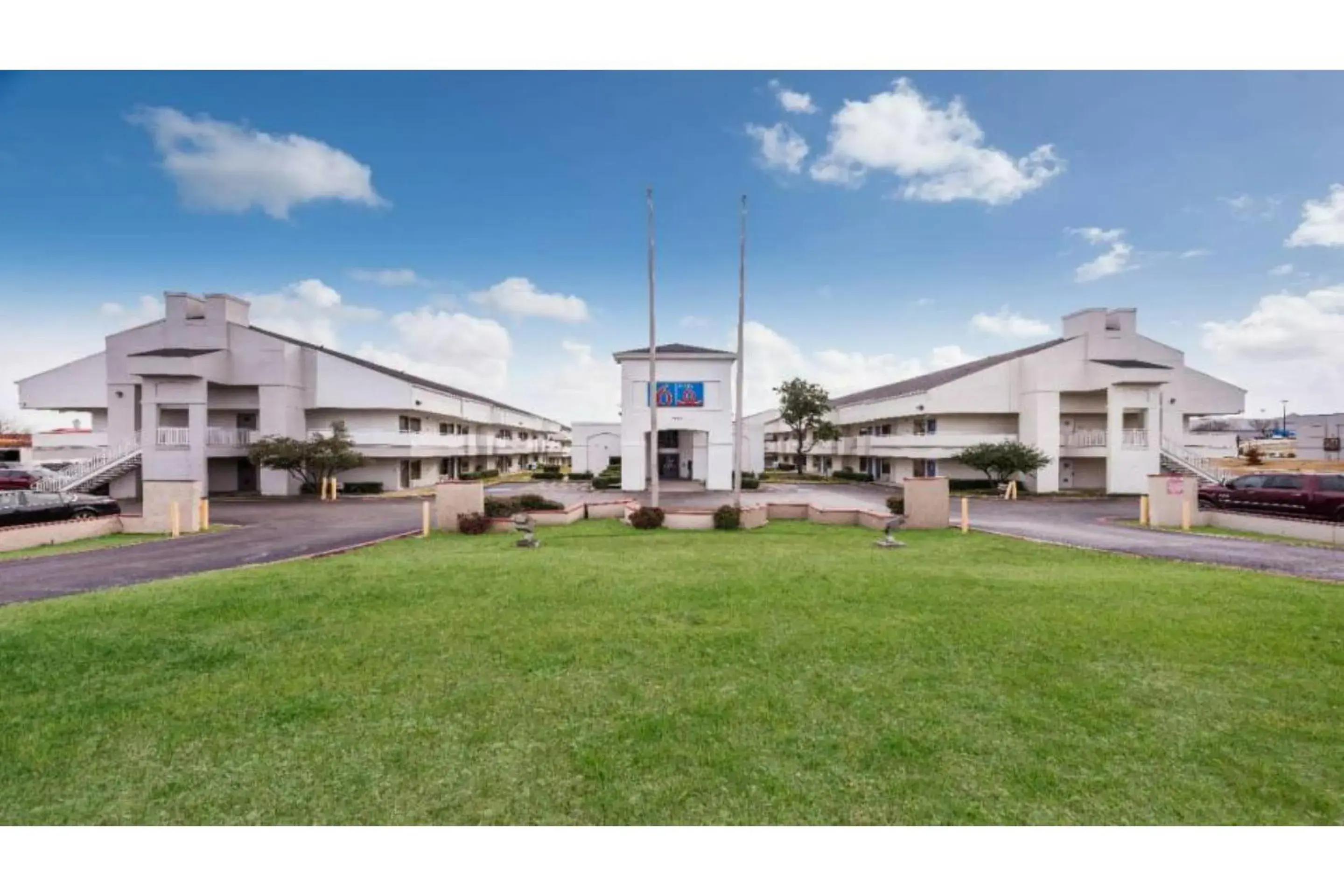 Facade/entrance in Studio 6 Irving, TX - Irving DFW Airport East Facade/entrance in Studio 6 Irving, TX - Irving DFW Airport East