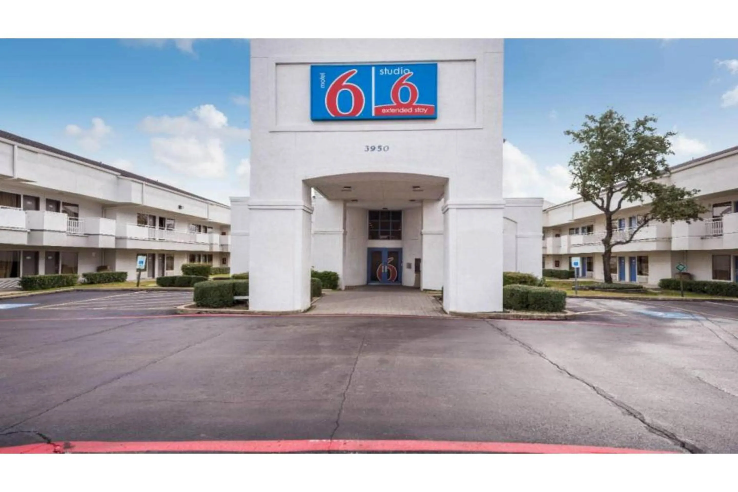 Property building in Studio 6 Irving, TX - Irving DFW Airport East