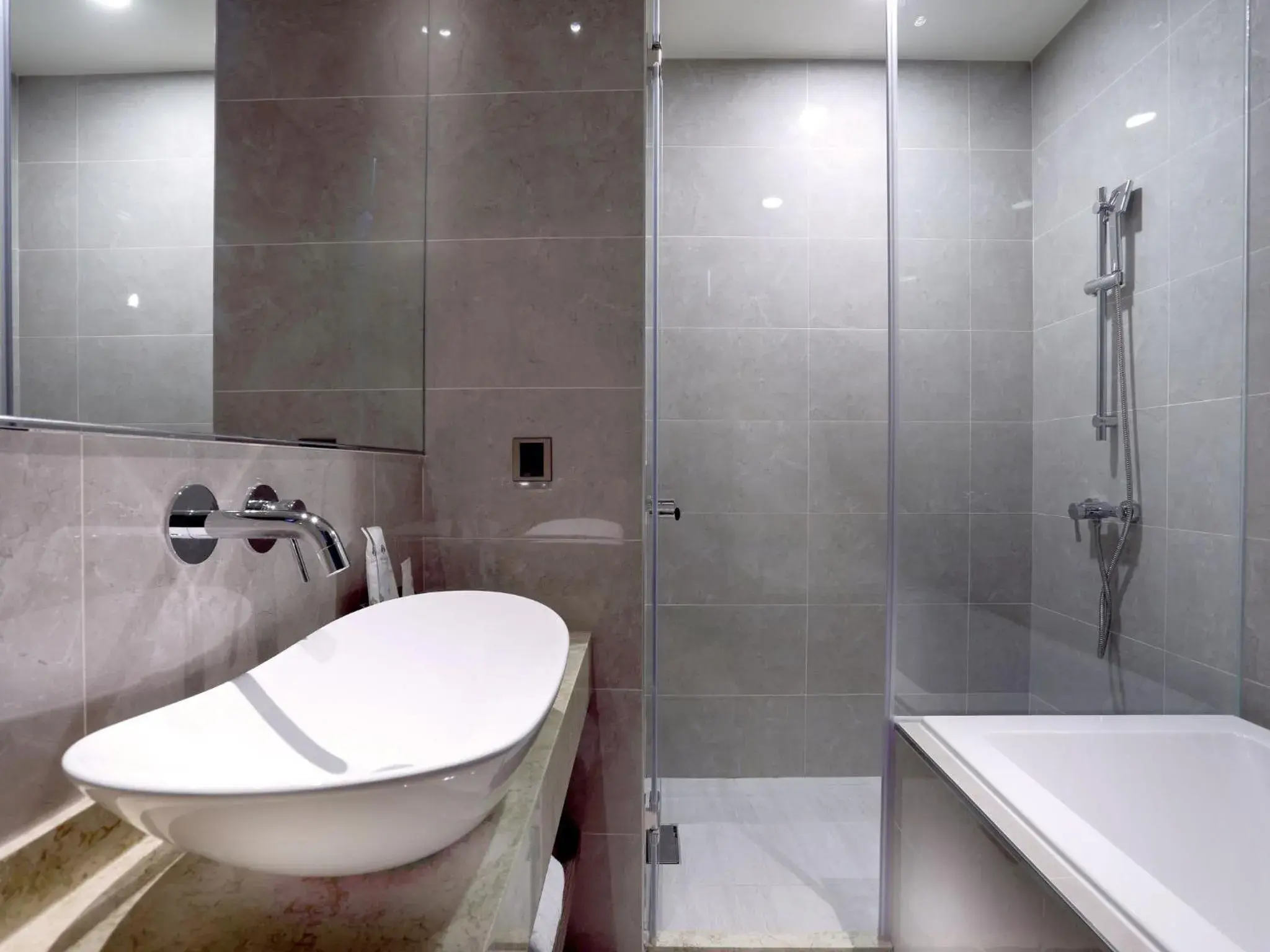 Shower, Bathroom in Hotel Intrendy