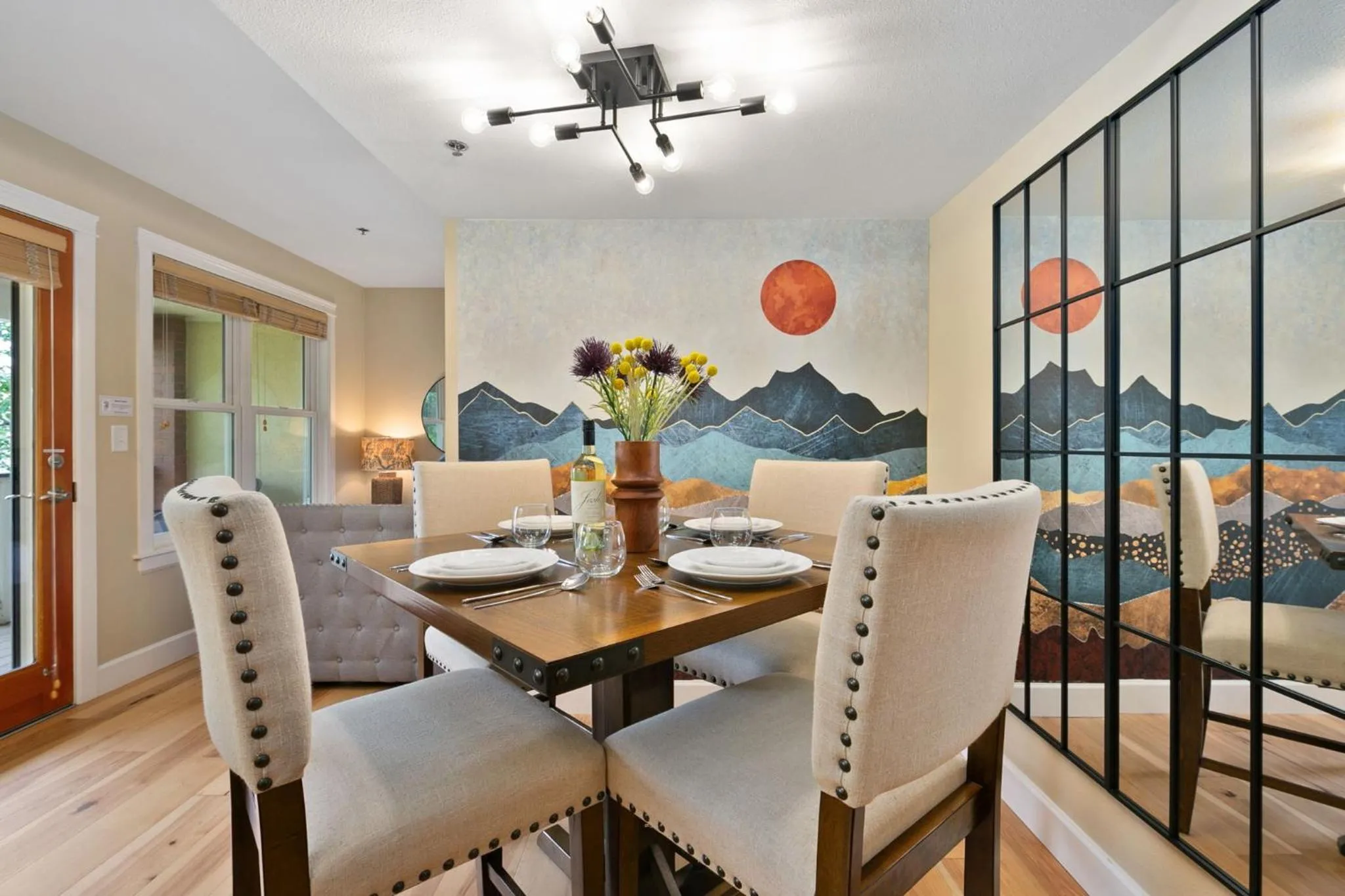 Royal Perch - Chic Old Town Loft with King Suite