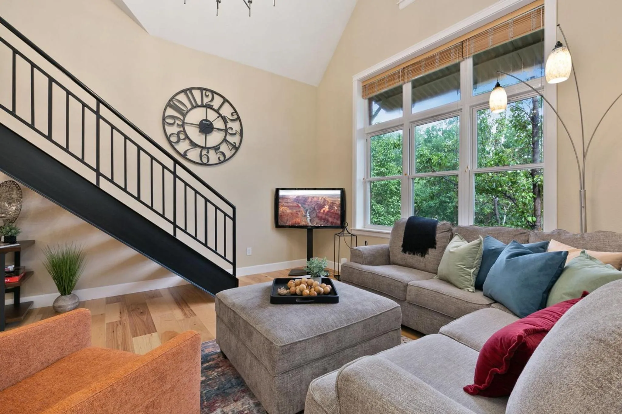 Royal Perch - Chic Old Town Loft with King Suite