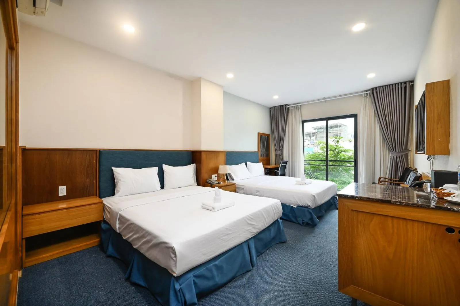 Family Room with Balcony in Sunshine Airport Hotel