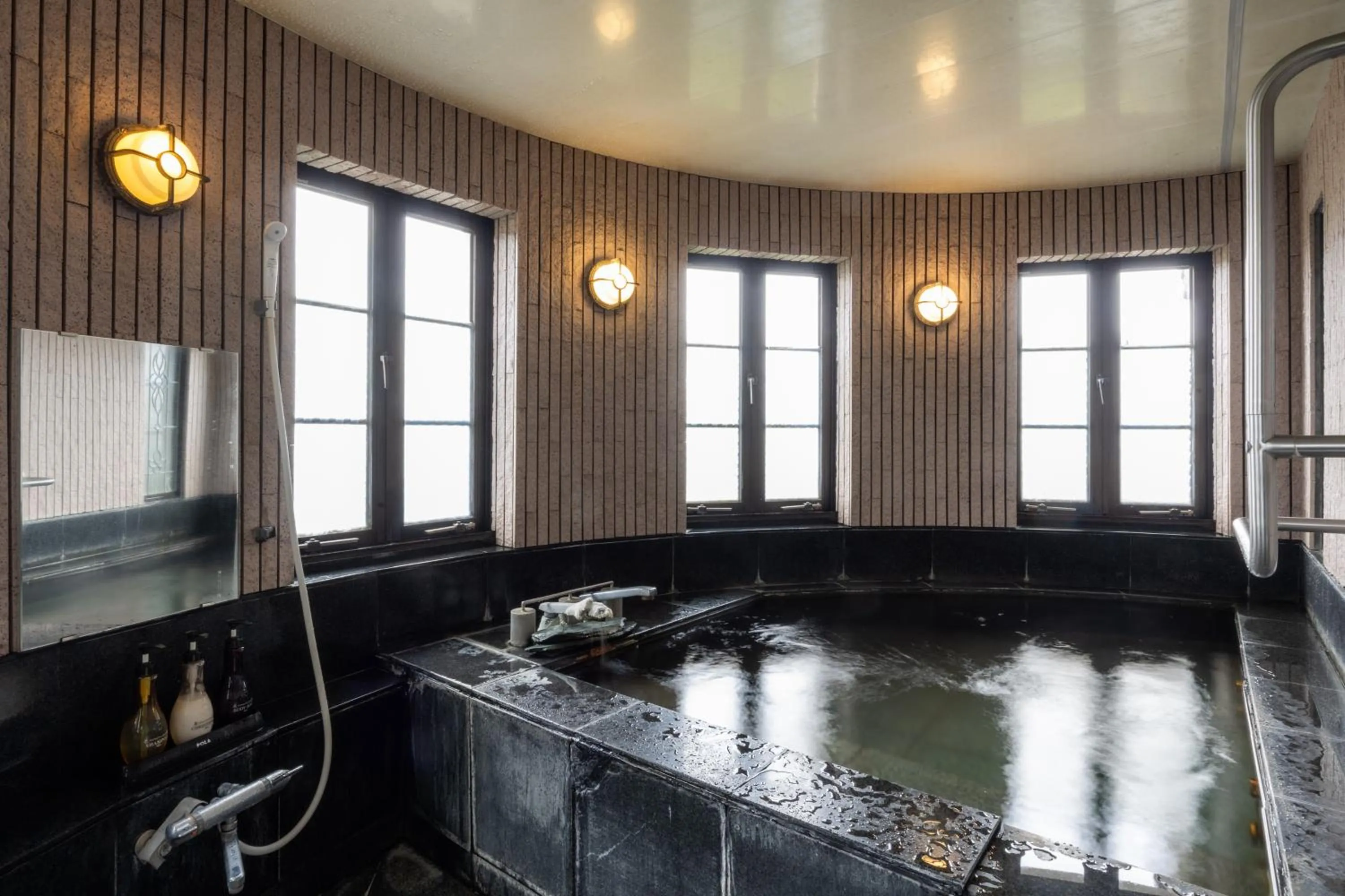 Hot Spring Bath in Auberge Le Temps