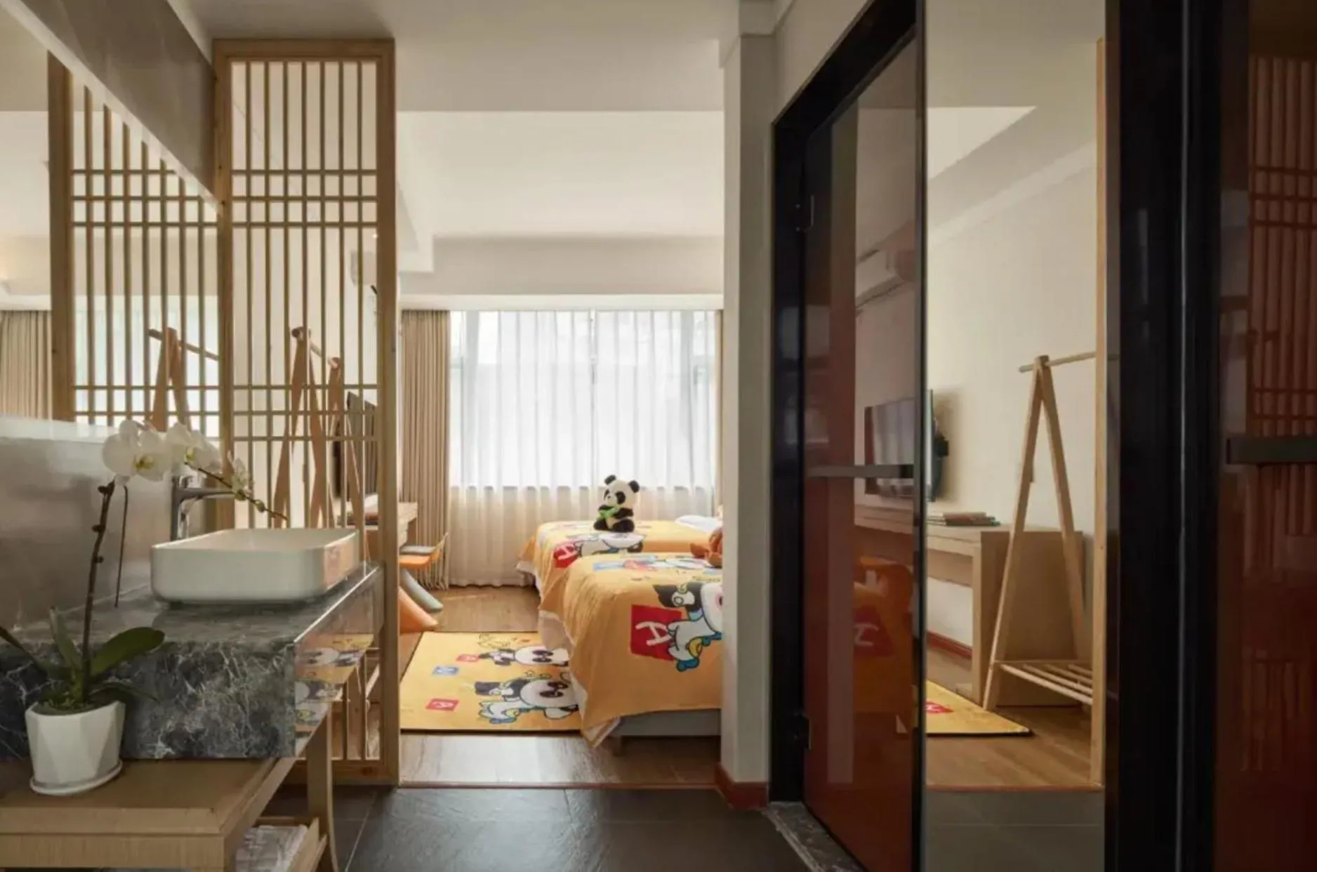 Photo of the whole room, Bed in The Hidden House Aesthetic Life Courtyard Hotel Kuanzhai Alley People's Park Subway Station Branch