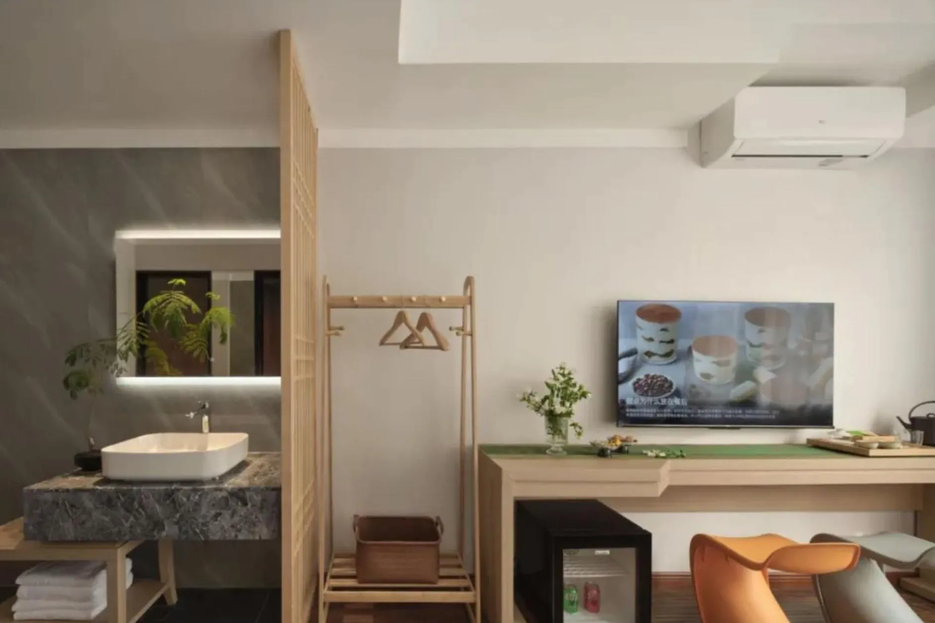 TV and multimedia in The Hidden House Aesthetic Life Courtyard Hotel Kuanzhai Alley People's Park Subway Station Branch