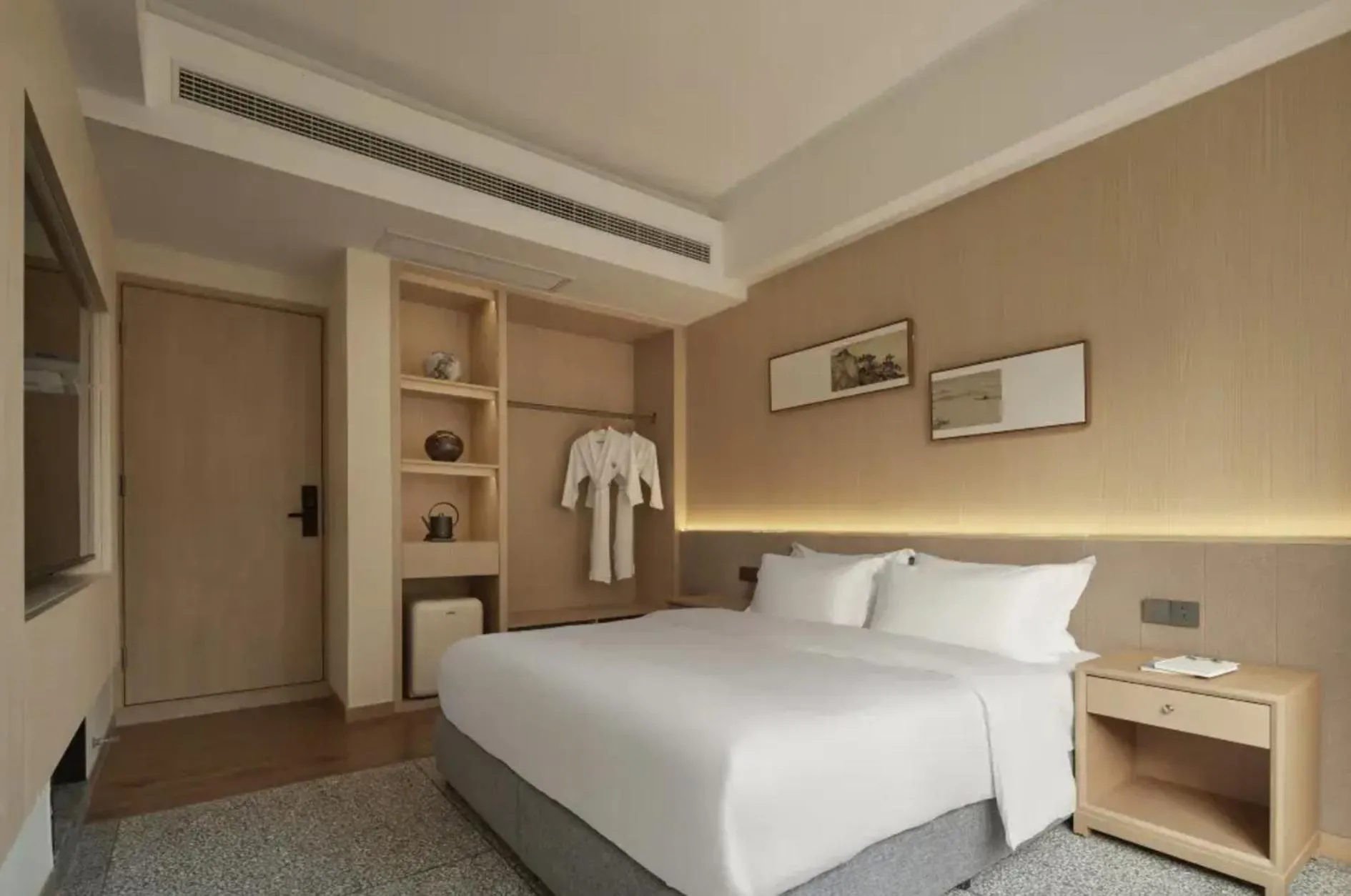 Bed in The Hidden House Aesthetic Life Courtyard Hotel Kuanzhai Alley People's Park Subway Station Branch