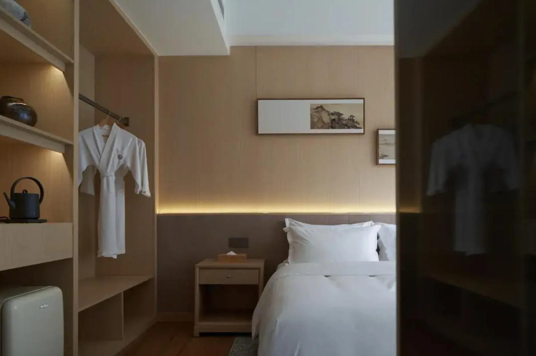 Bed in The Hidden House Aesthetic Life Courtyard Hotel Kuanzhai Alley People's Park Subway Station Branch