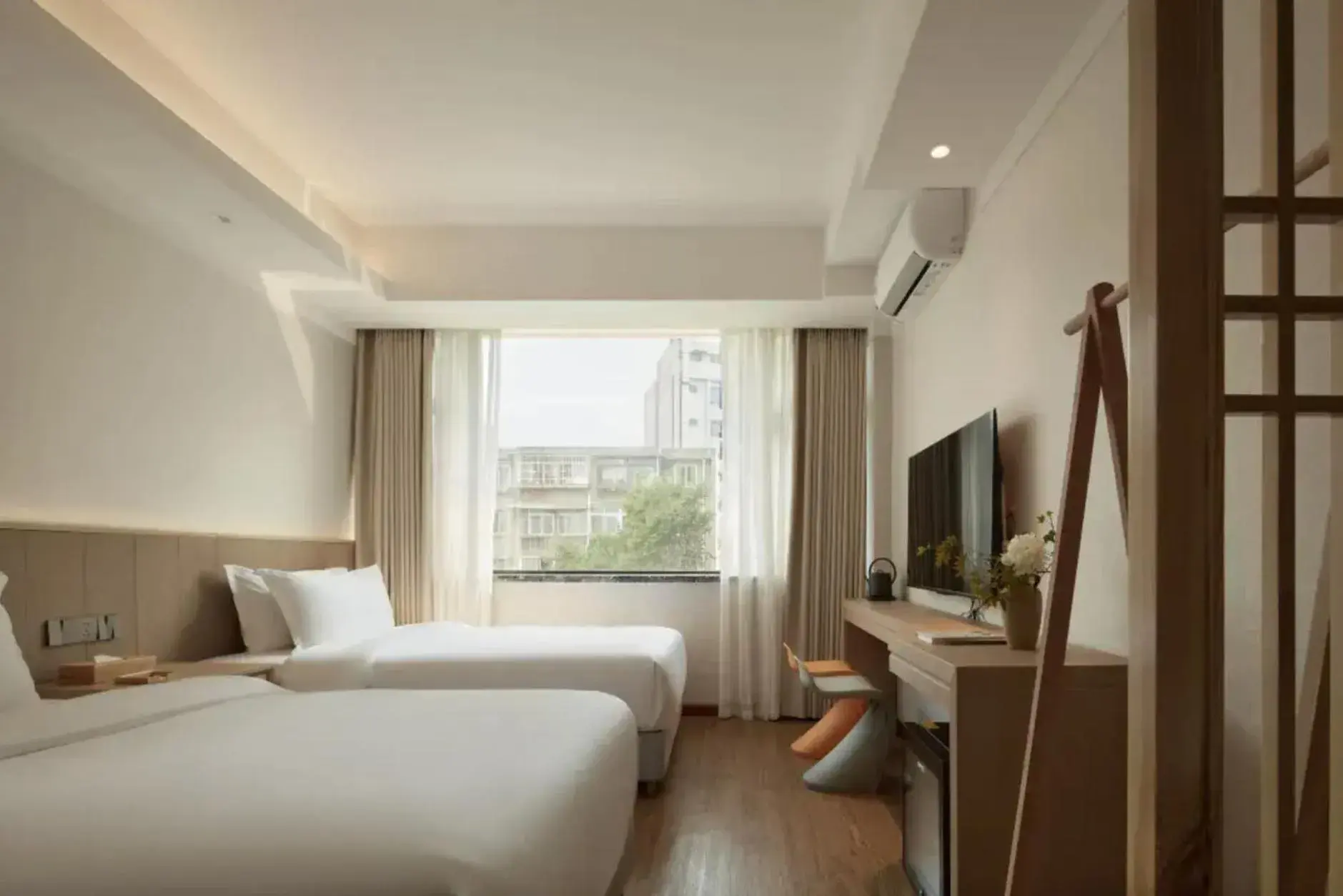 Twin Room with View in The Hidden House Aesthetic Life Courtyard Hotel Kuanzhai Alley People's Park Subway Station Branch Twin Room with View in The Hidden House Aesthetic Life Courtyard Hotel Kuanzhai Alley People's Park Subway Station Branch