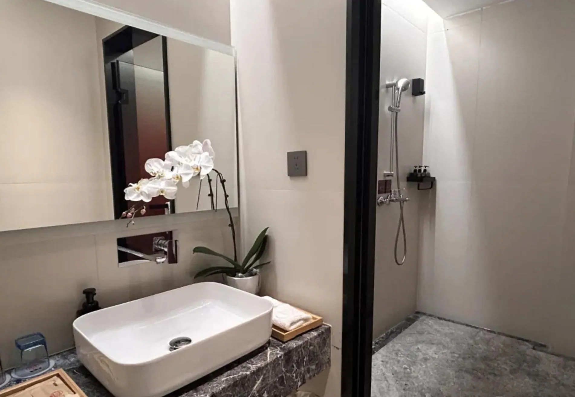 Shower in The Hidden House Aesthetic Life Courtyard Hotel Kuanzhai Alley People's Park Subway Station Branch