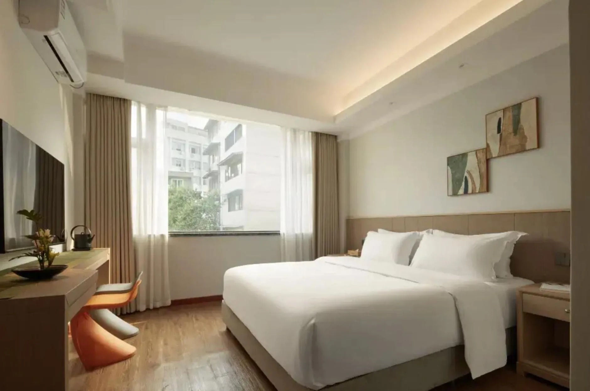 Photo of the whole room, Bed in The Hidden House Aesthetic Life Courtyard Hotel Kuanzhai Alley People's Park Subway Station Branch