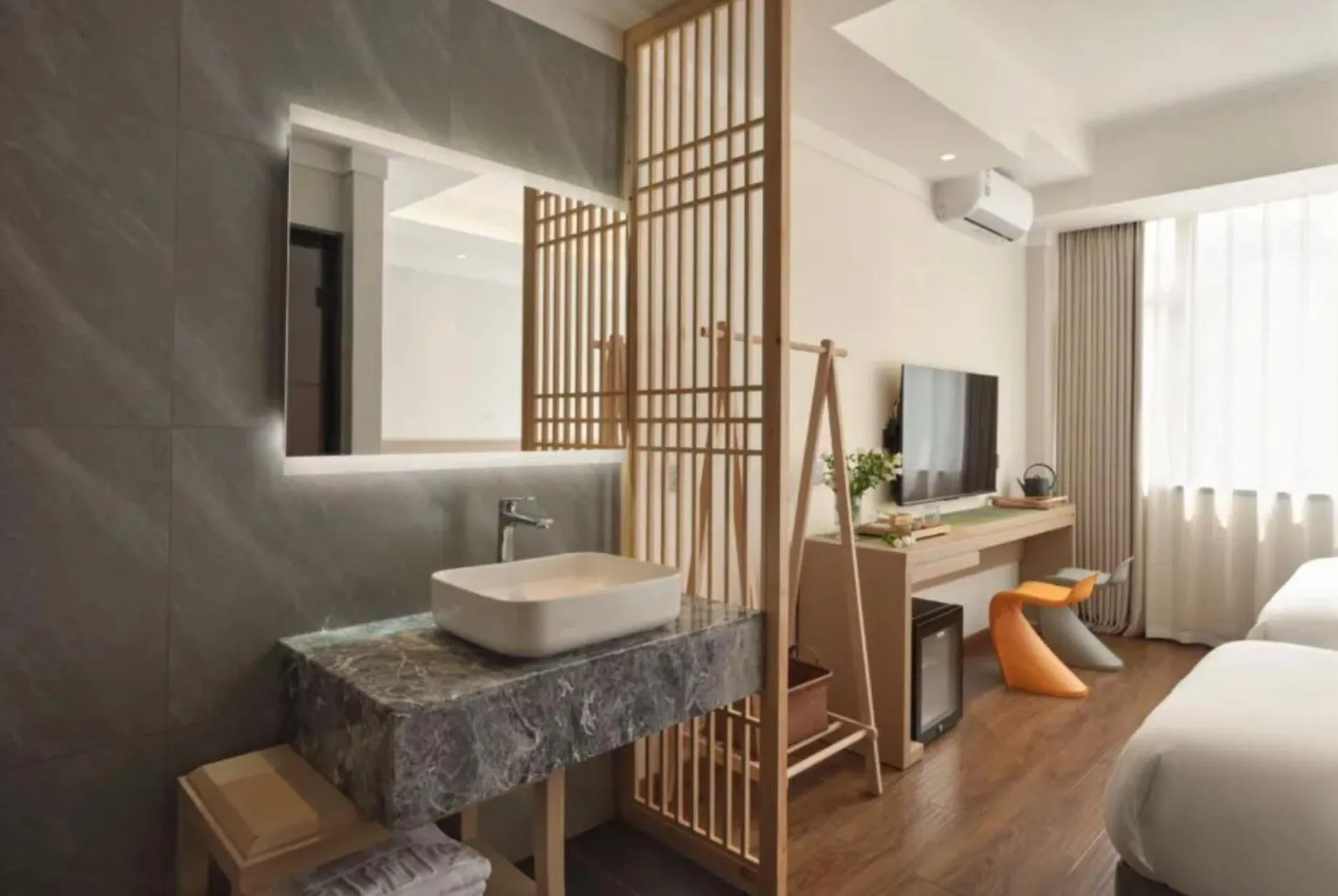 Toilet, Bed in The Hidden House Aesthetic Life Courtyard Hotel Kuanzhai Alley People's Park Subway Station Branch