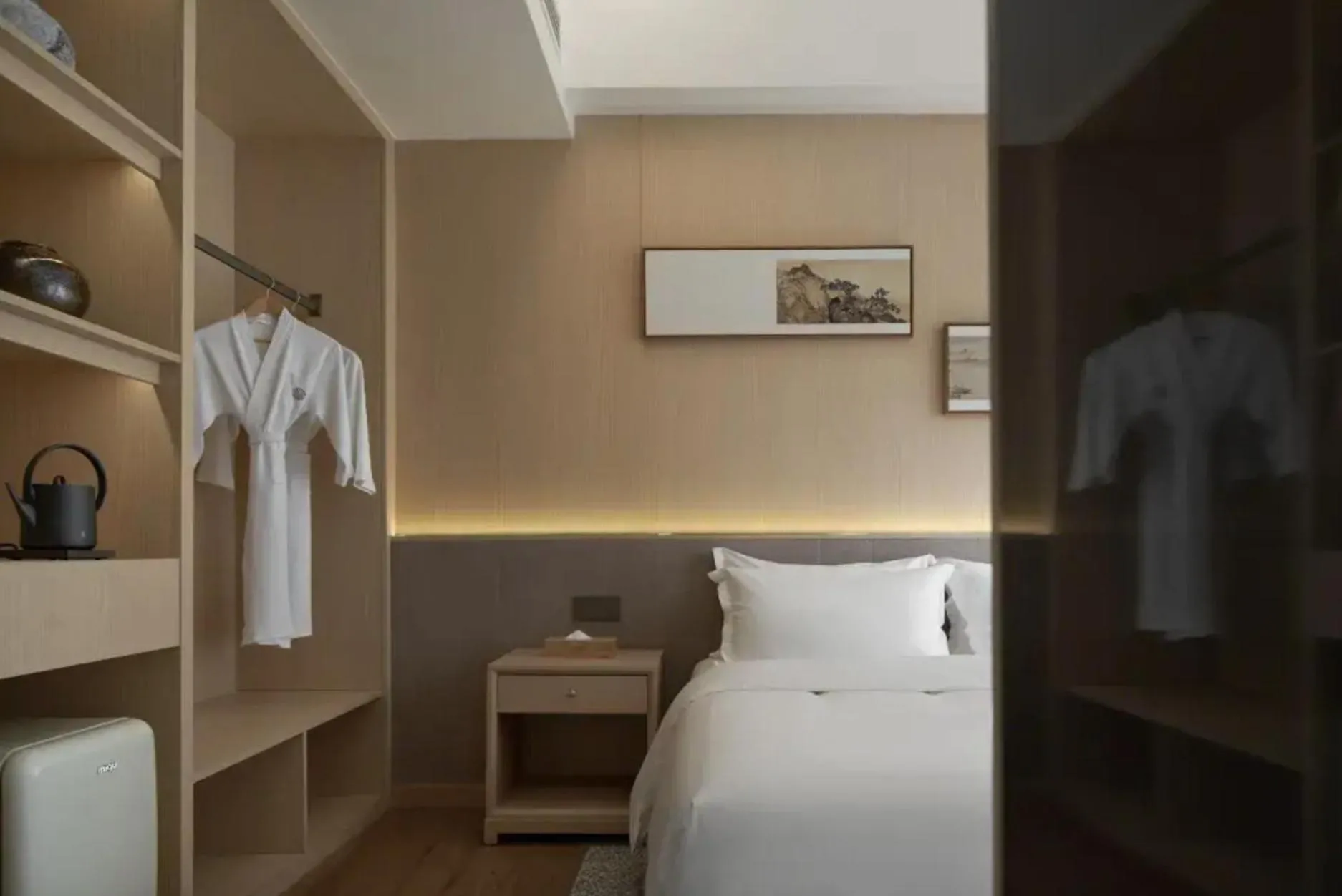 Bed in The Hidden House Aesthetic Life Courtyard Hotel Kuanzhai Alley People's Park Subway Station Branch