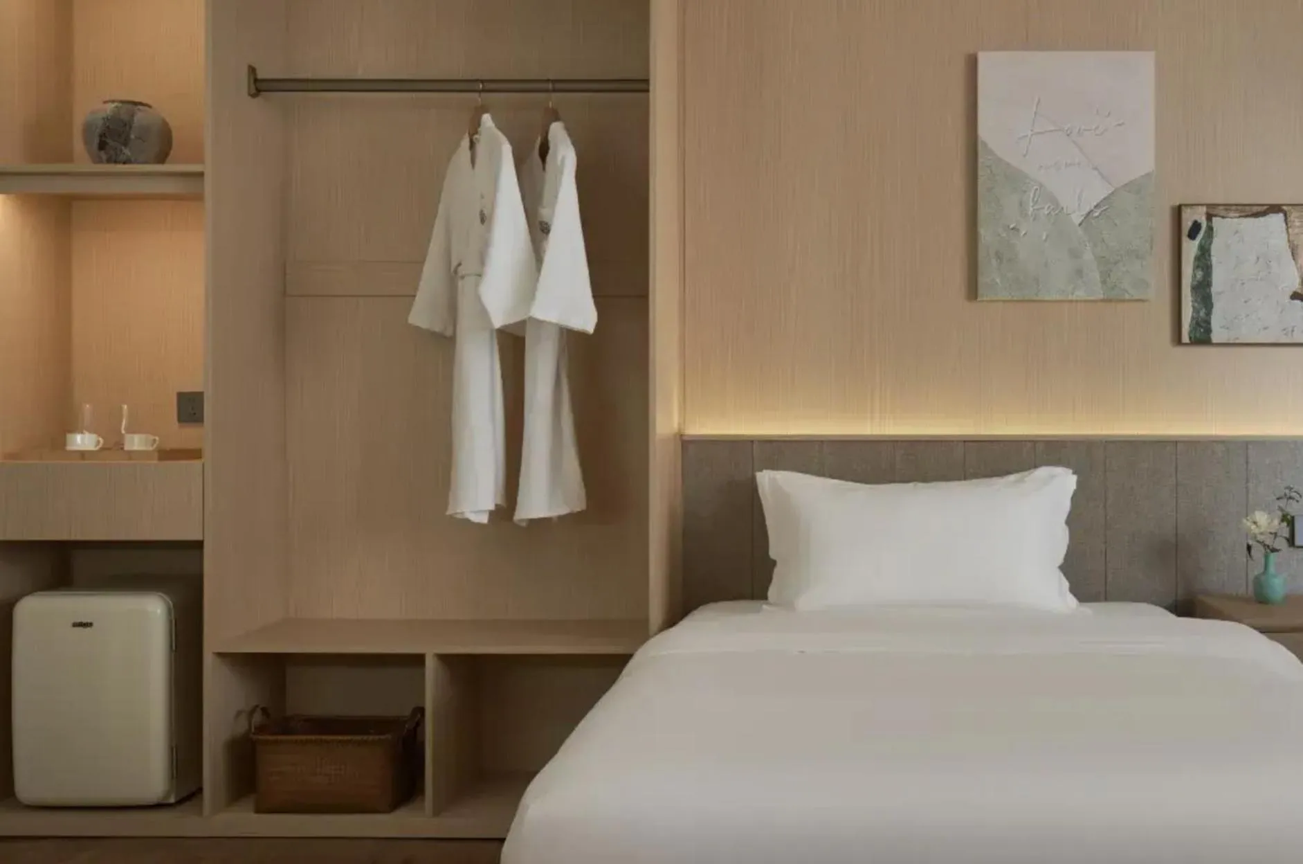 Bed in The Hidden House Aesthetic Life Courtyard Hotel Kuanzhai Alley People's Park Subway Station Branch