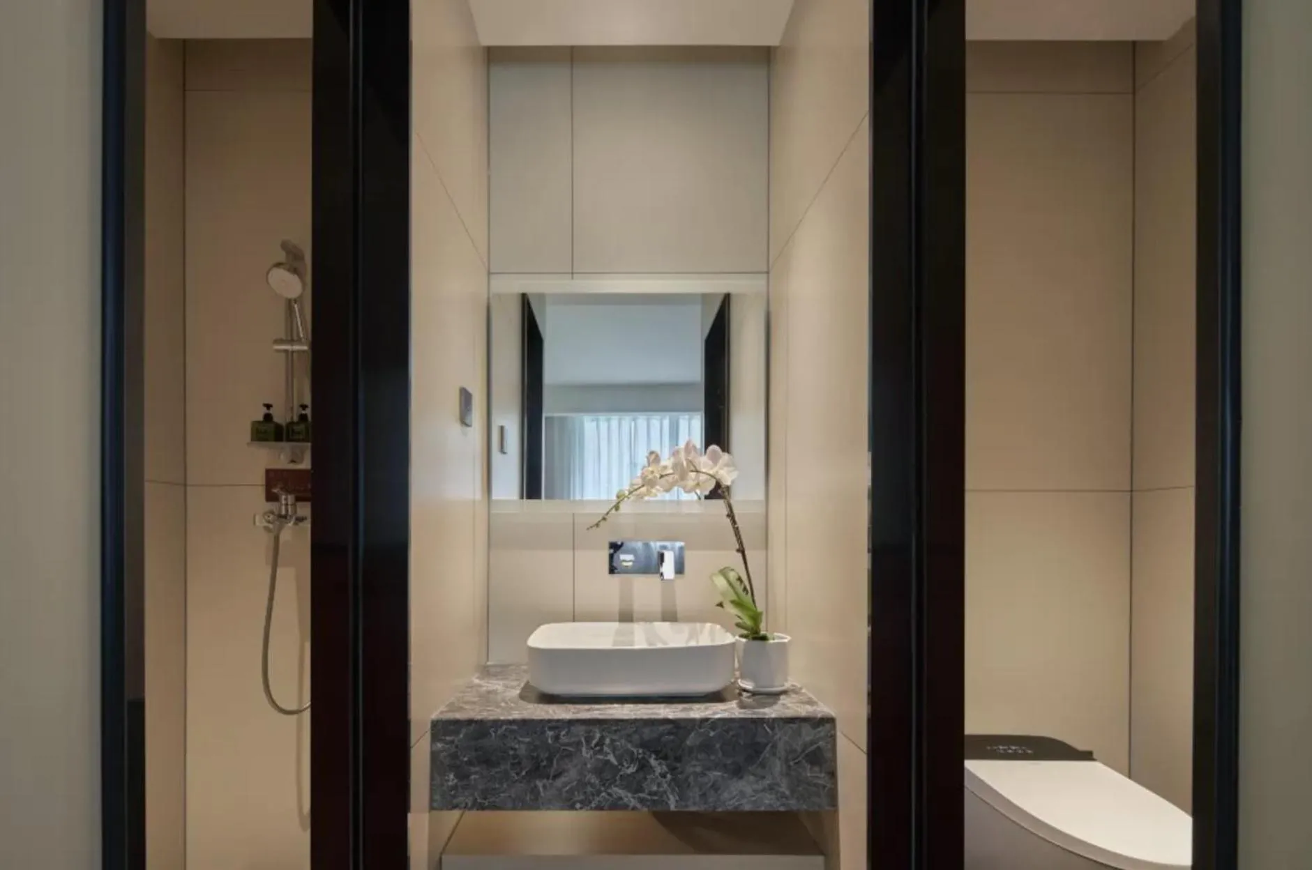 Shower in The Hidden House Aesthetic Life Courtyard Hotel Kuanzhai Alley People's Park Subway Station Branch