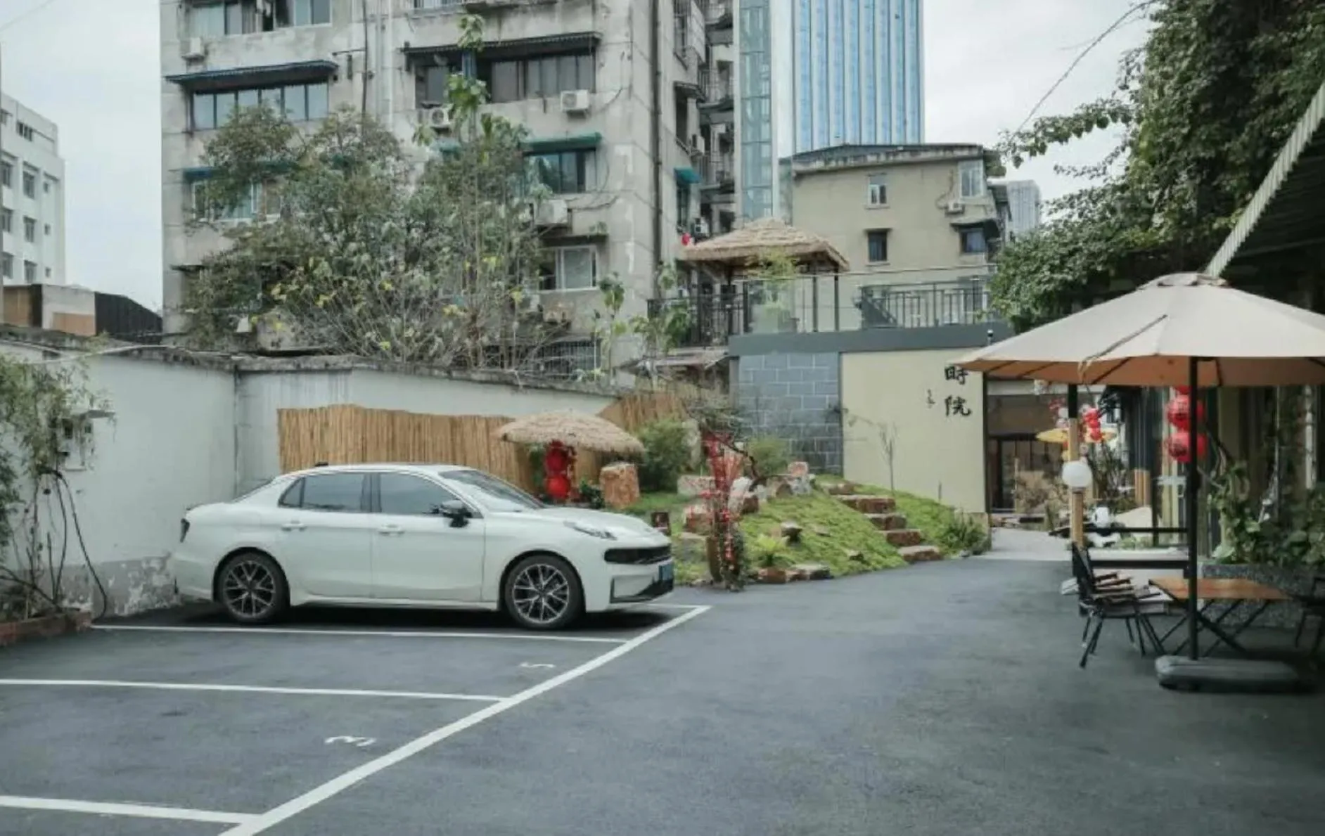 Parking in The Hidden House Aesthetic Life Courtyard Hotel Kuanzhai Alley People's Park Subway Station Branch