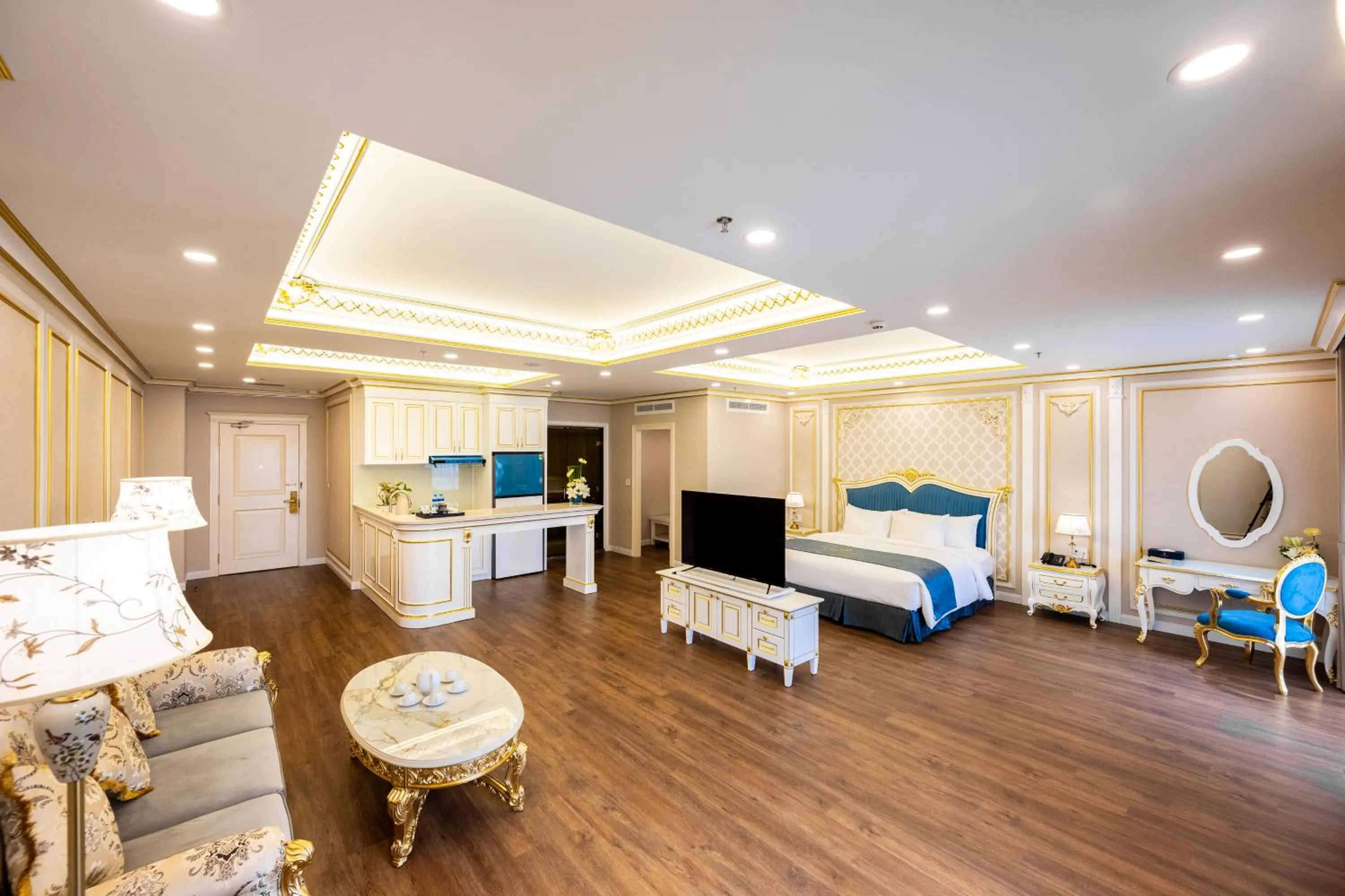 Communal lounge/ TV room, Bed in LaChateau