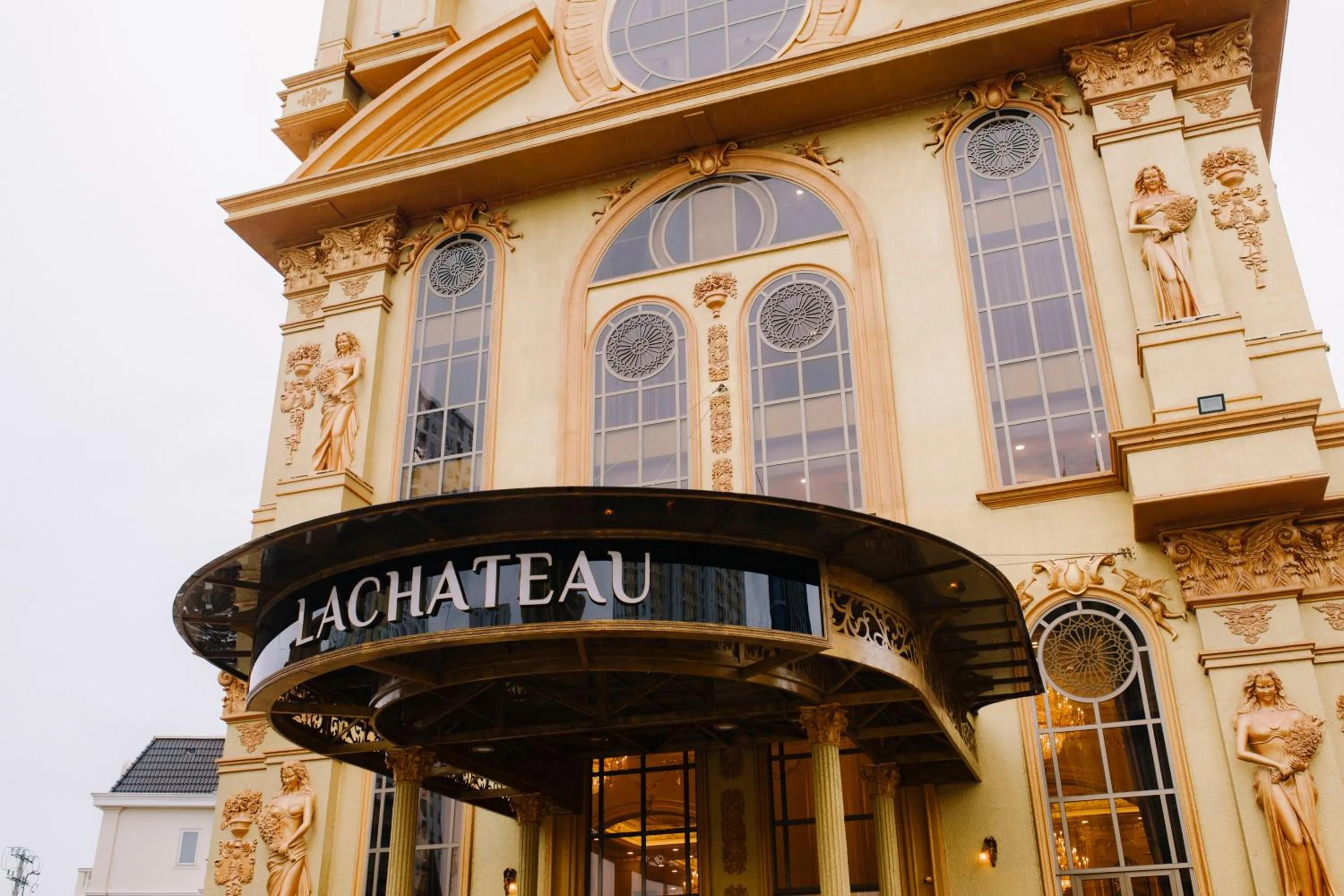 Property building in LaChateau