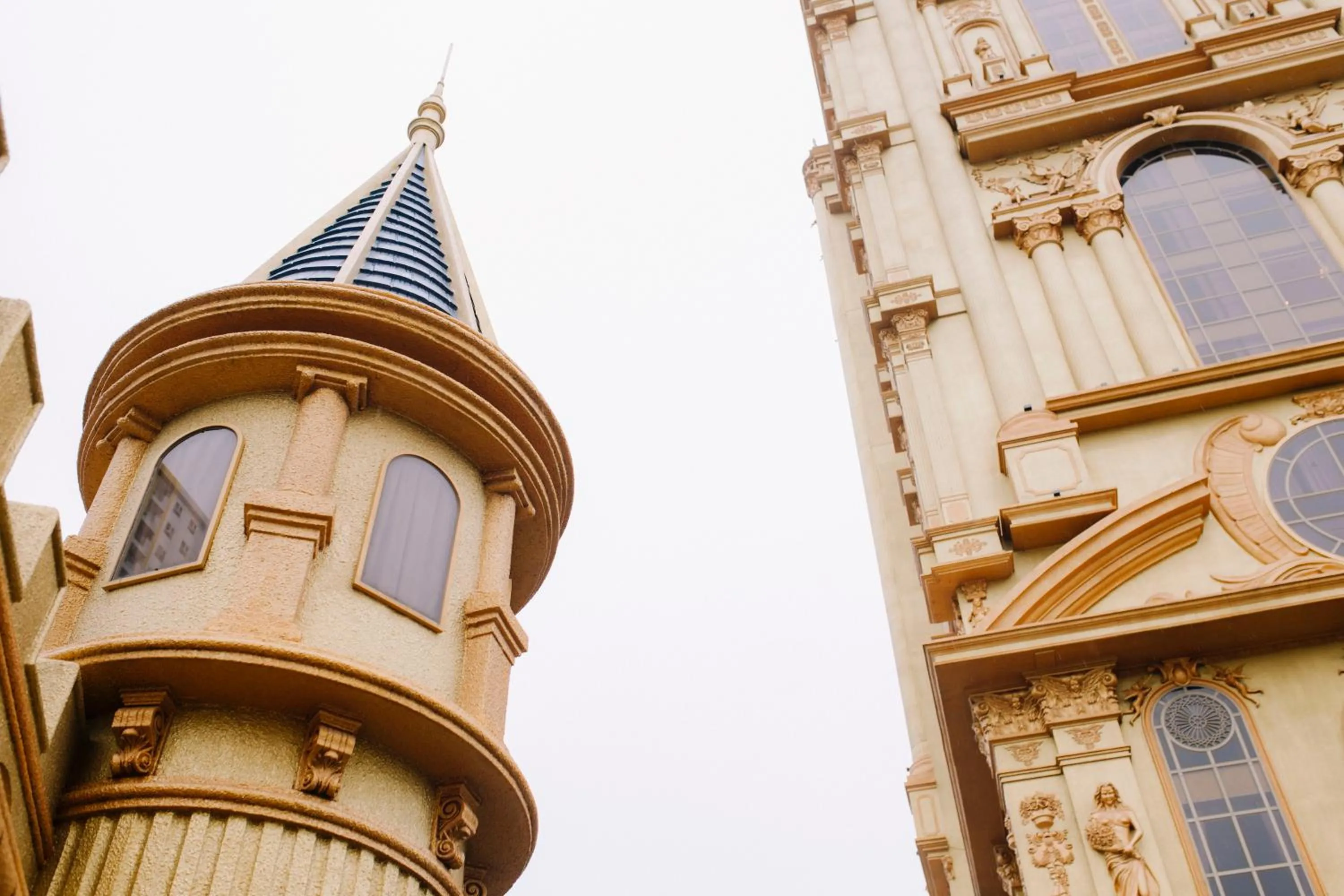 Property building in LaChateau